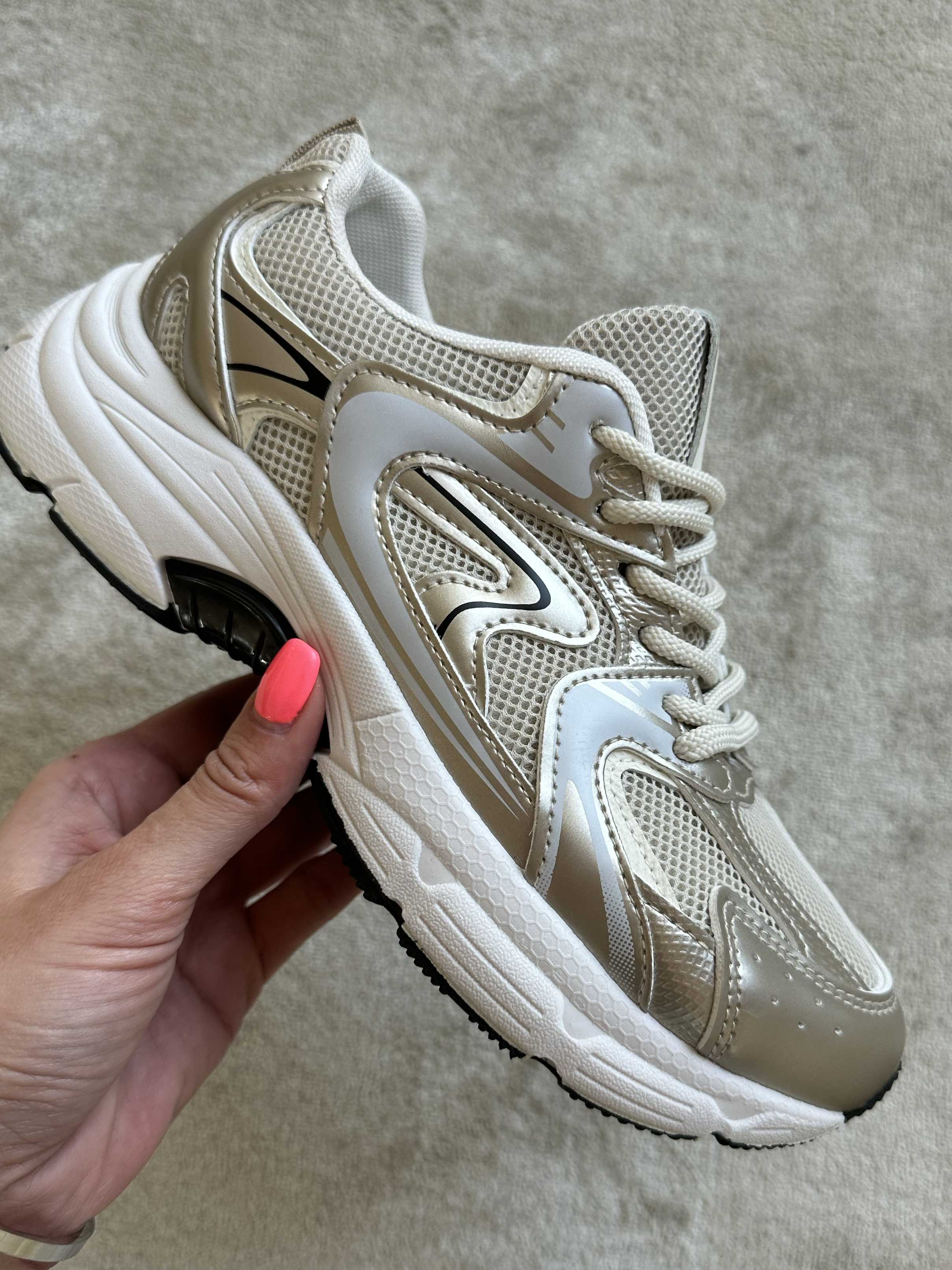 Scalea - Sporty sneakers med hvid sål