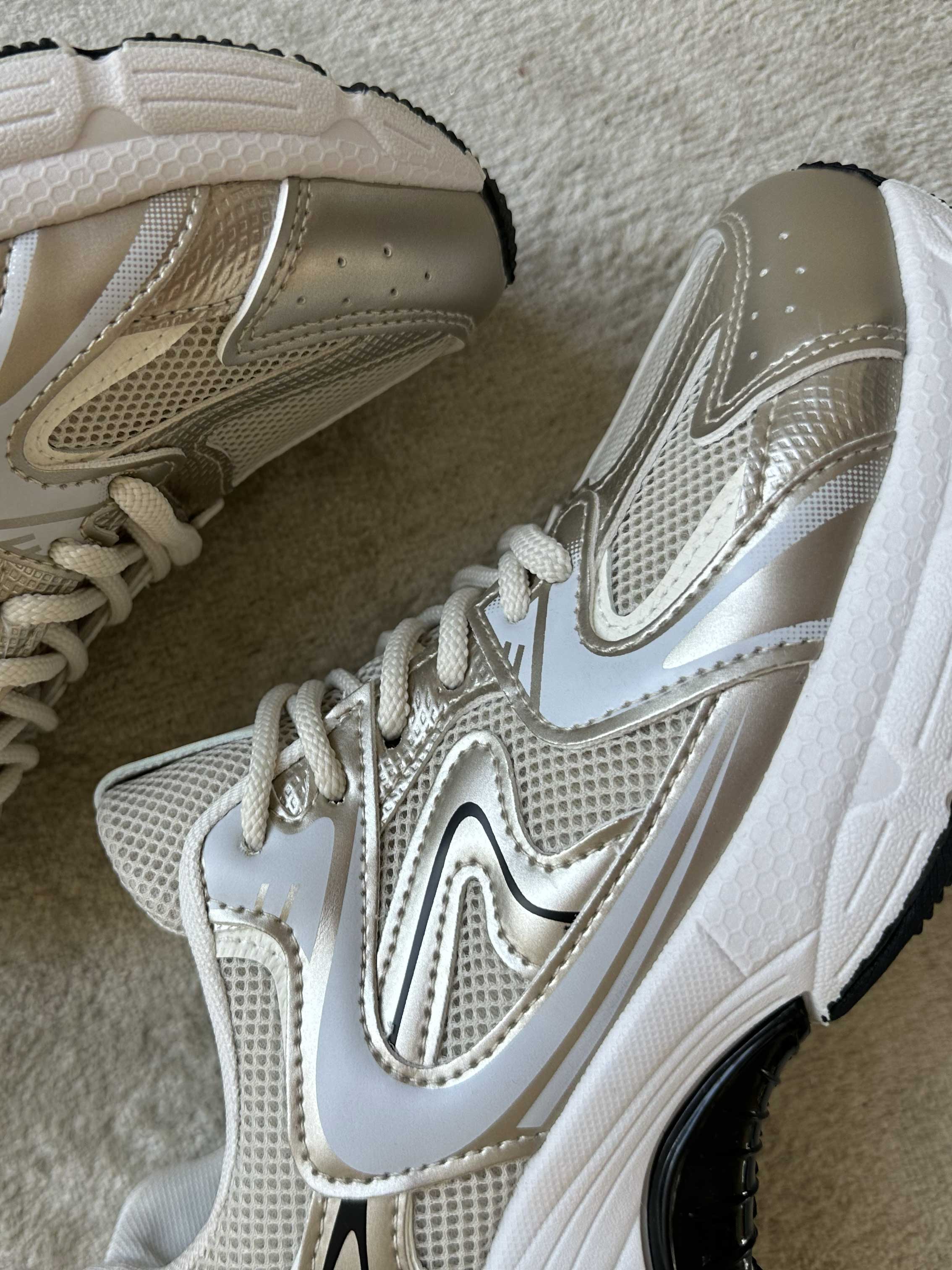 Scalea - Sporty sneakers med hvid sål