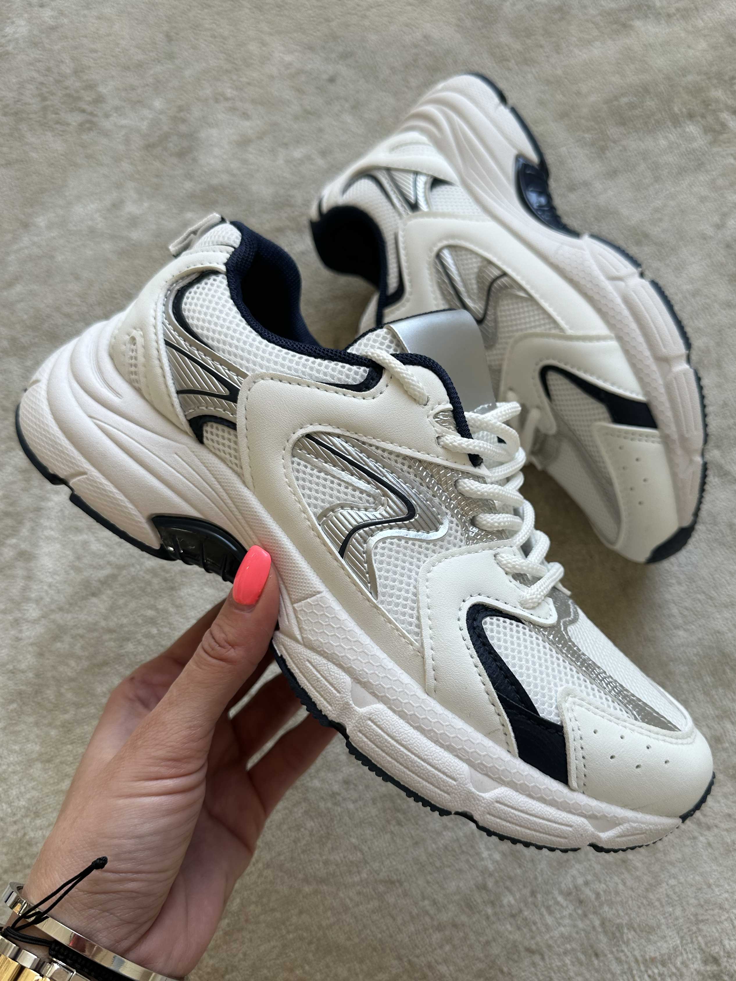 Scalea - Sporty sneakers med hvid sål