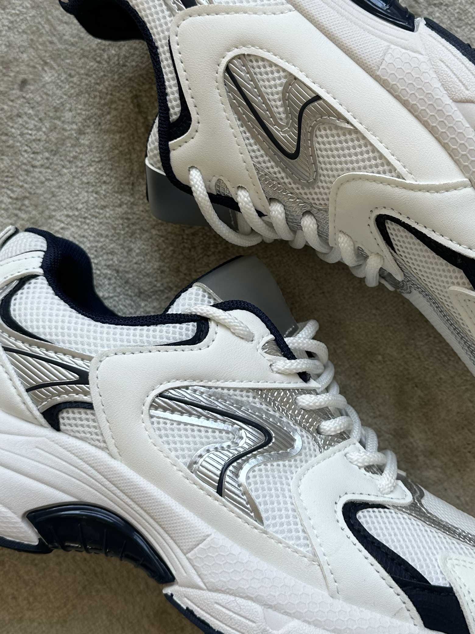 Scalea - Sporty sneakers med hvid sål