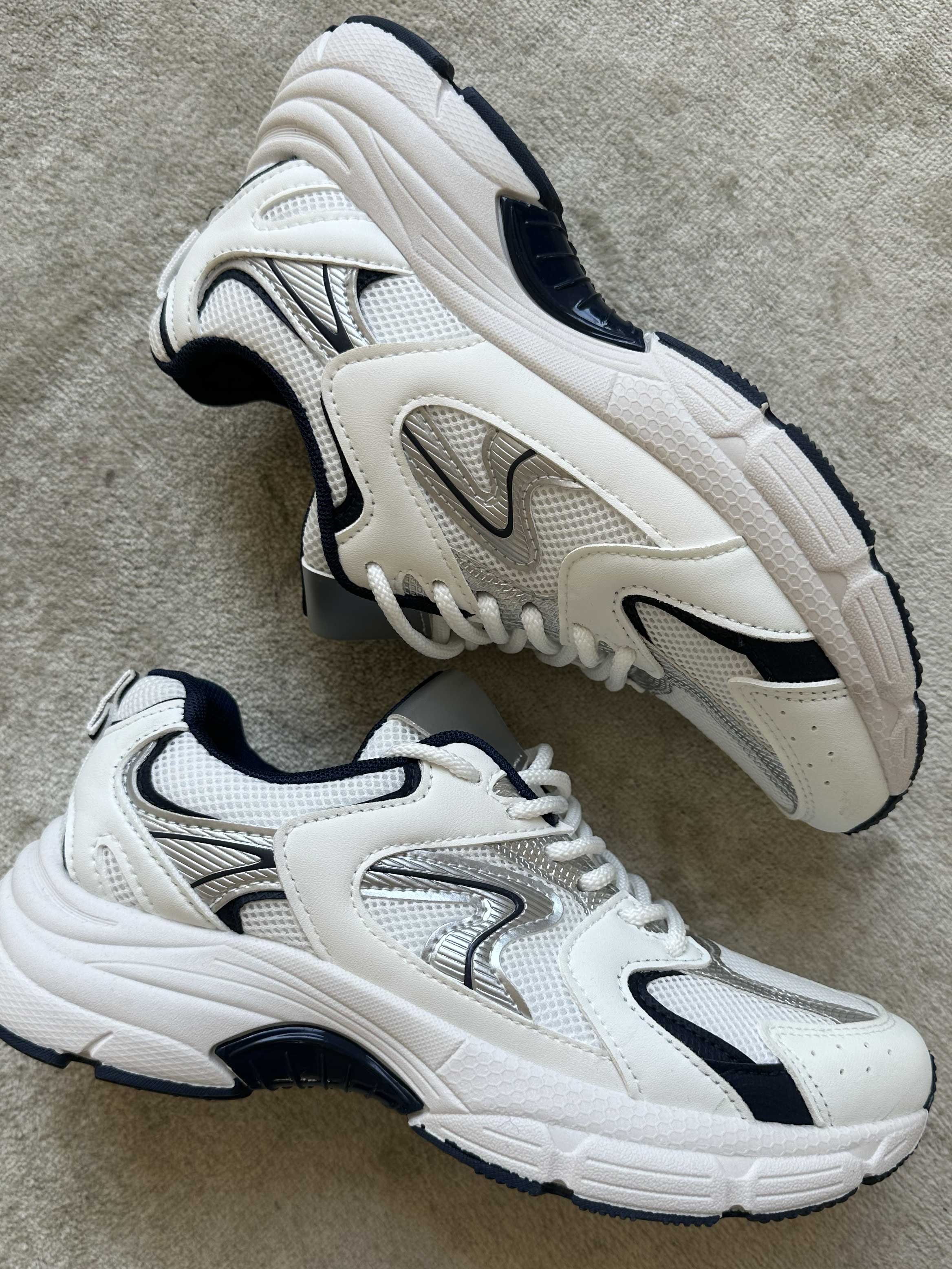 Scalea - Sporty sneakers med hvid sål