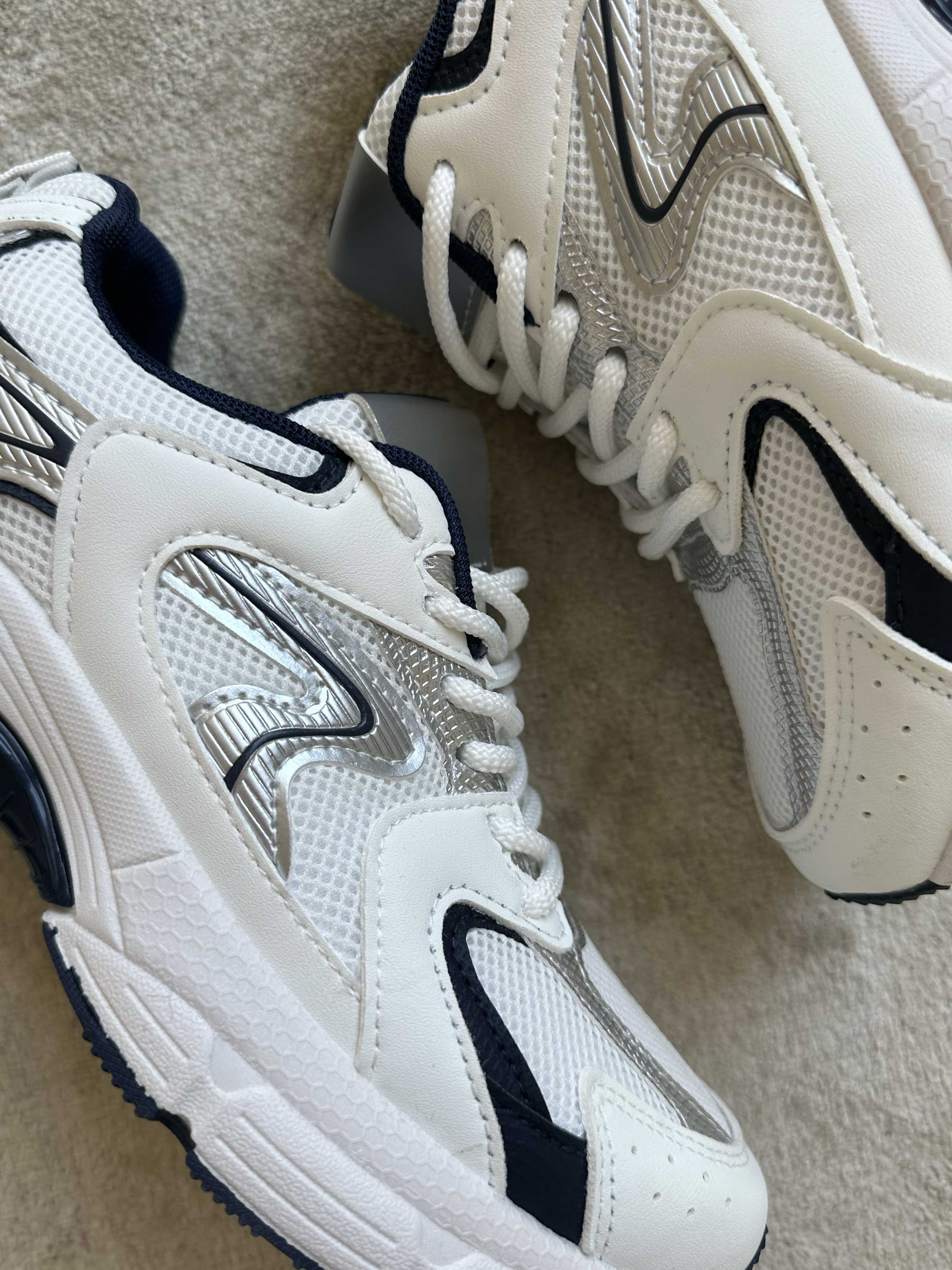 Scalea - Sporty sneakers med hvid sål