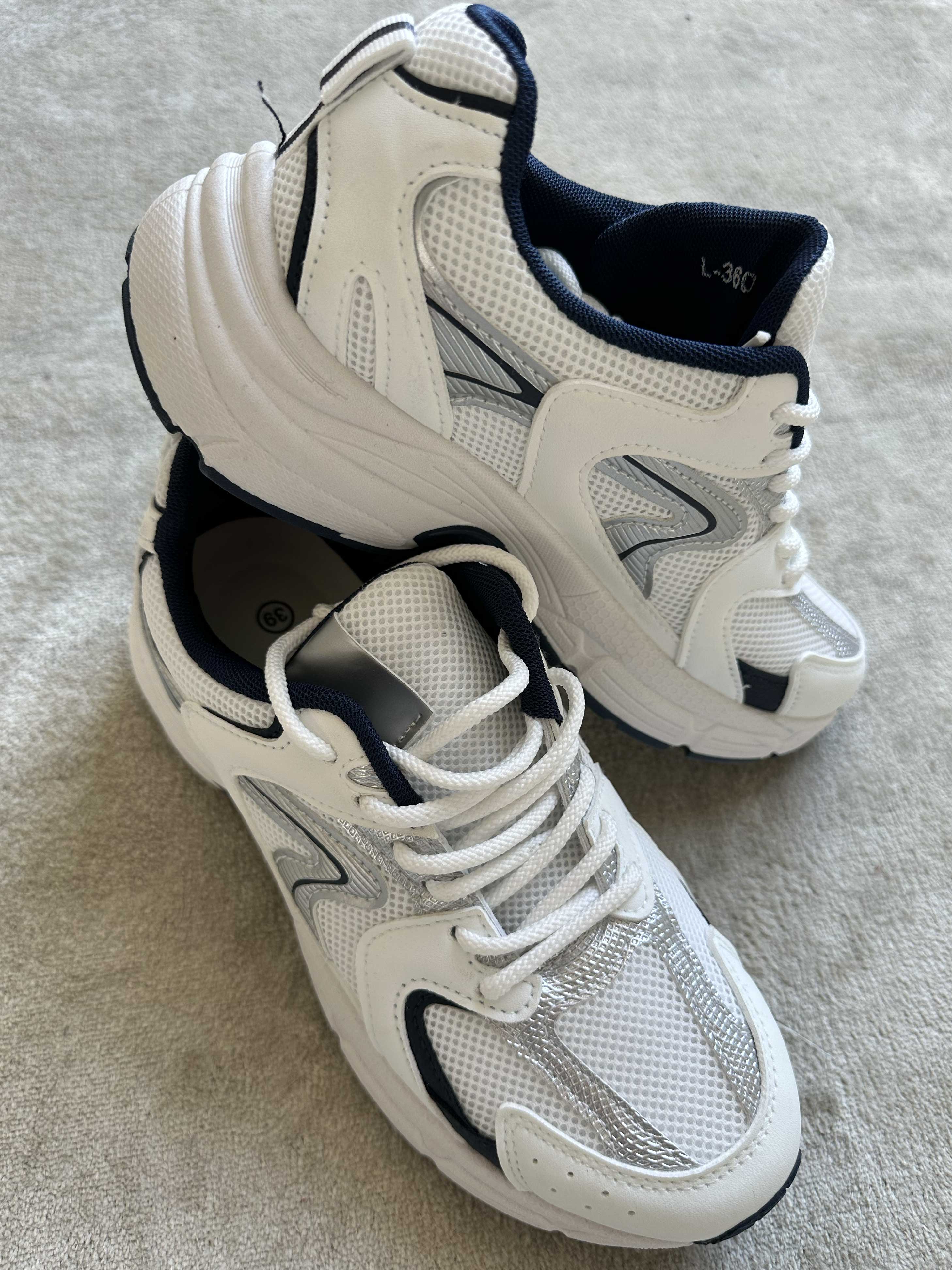 Scalea - Sporty sneakers med hvid sål