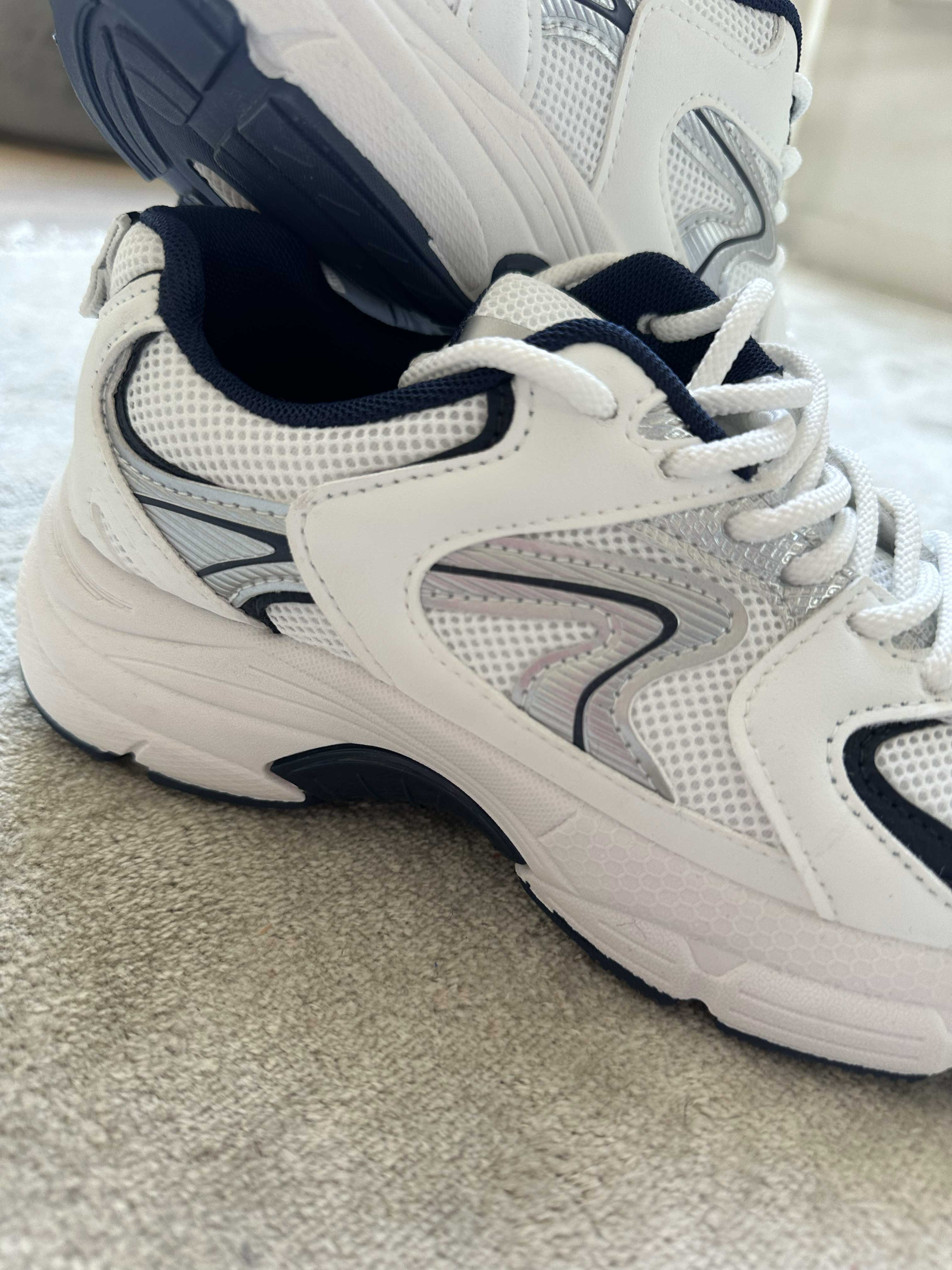 Scalea - Sporty sneakers med hvid sål