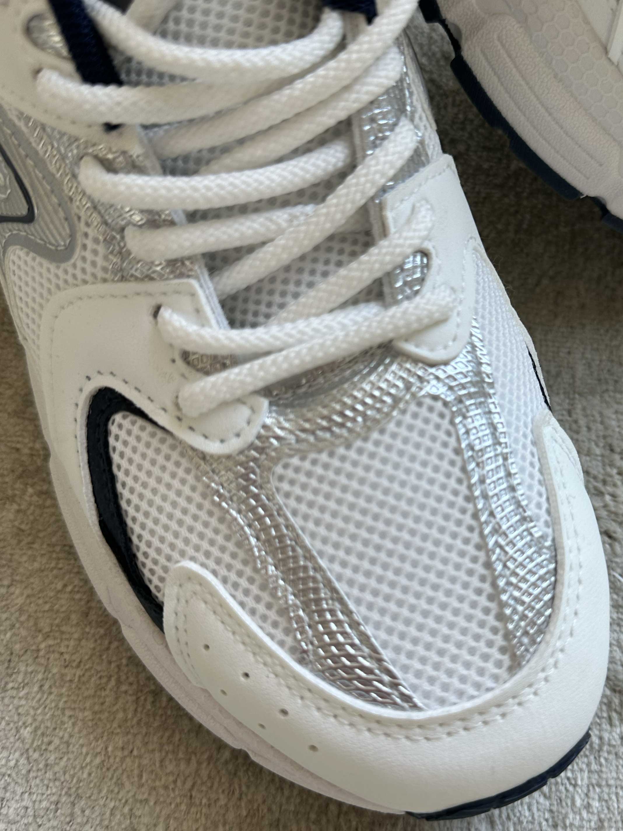 Scalea - Sporty sneakers med hvid sål