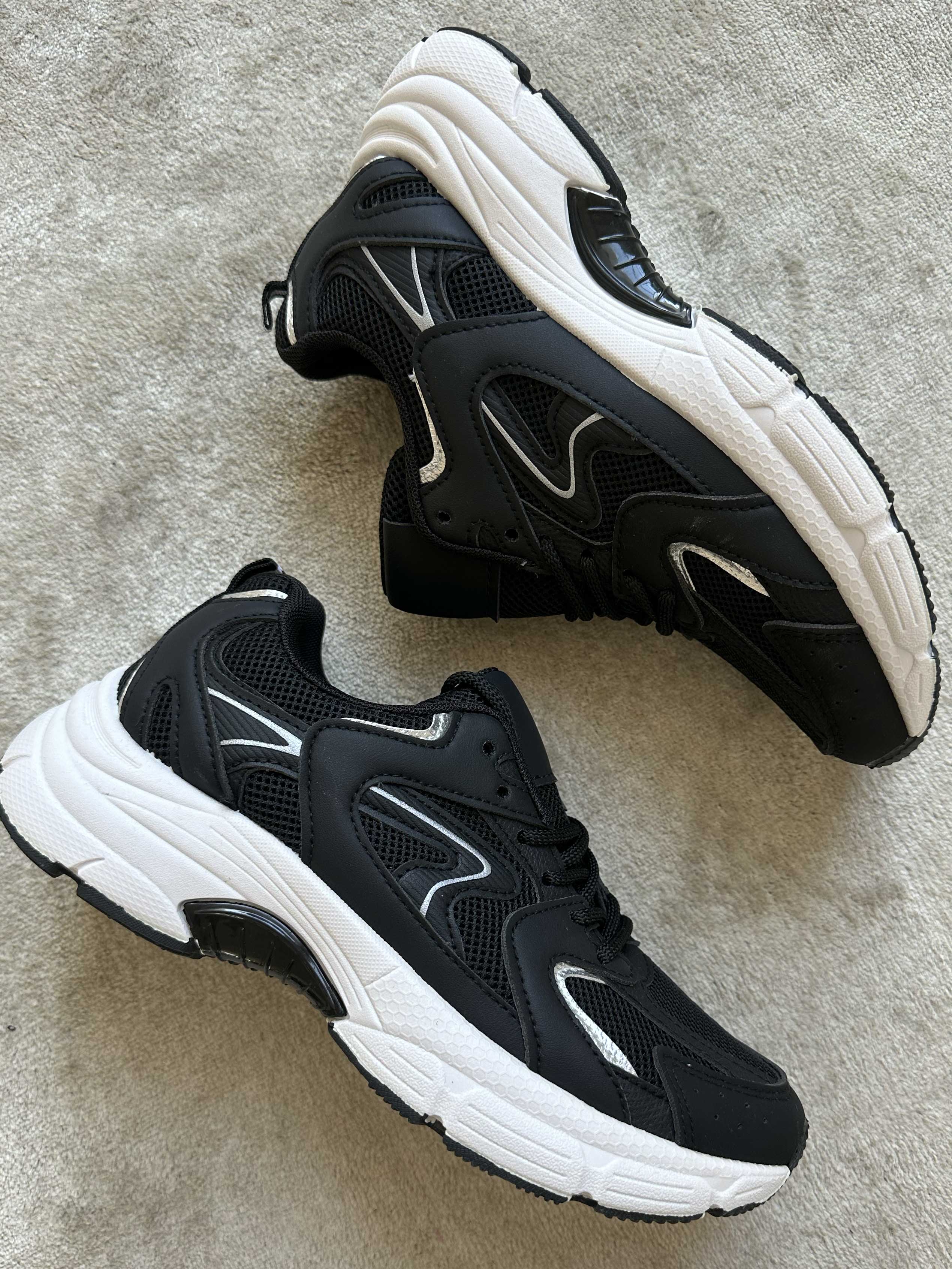 Scalea - Sporty sneakers med hvid sål