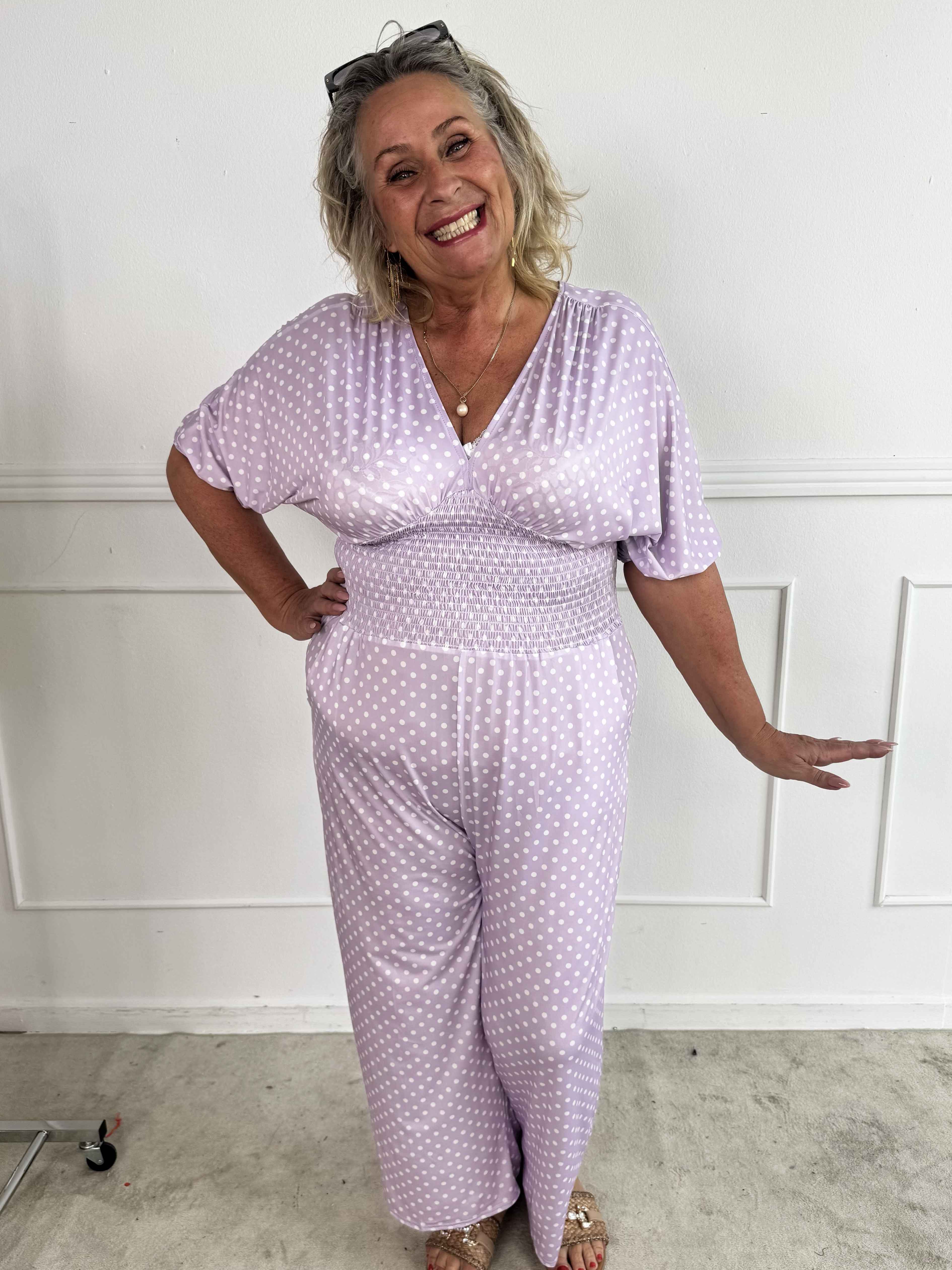 Grace - Plus size buksedragt i elastisk stof med hvide prikker