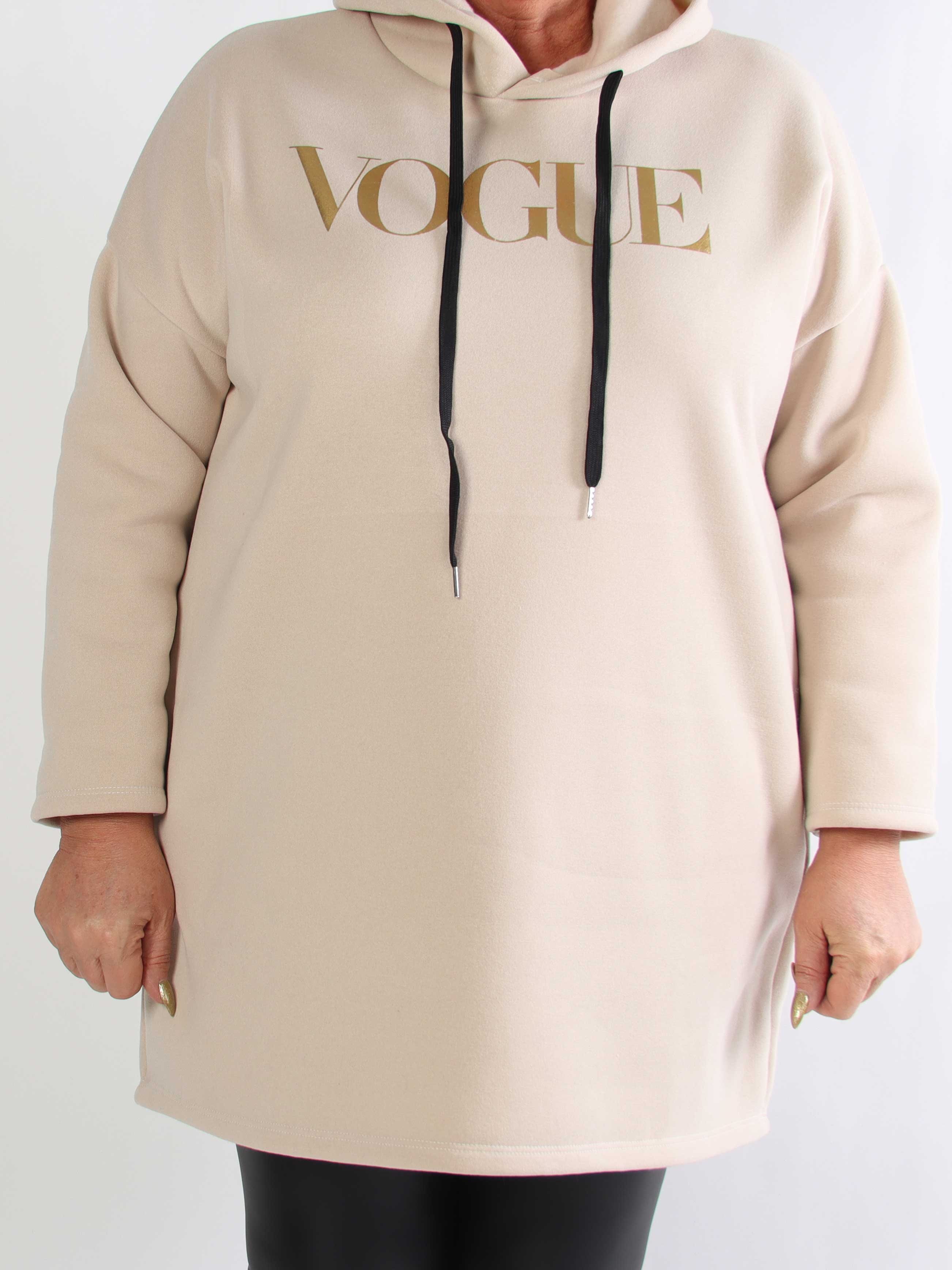 Perrine - Plus size hoodiekjole med VOGUE tryk med lommer