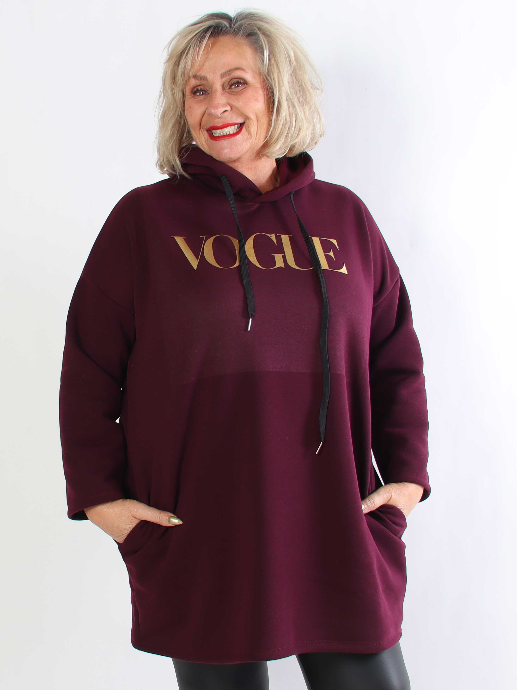 Perrine - Plus size hoodiekjole med VOGUE tryk med lommer