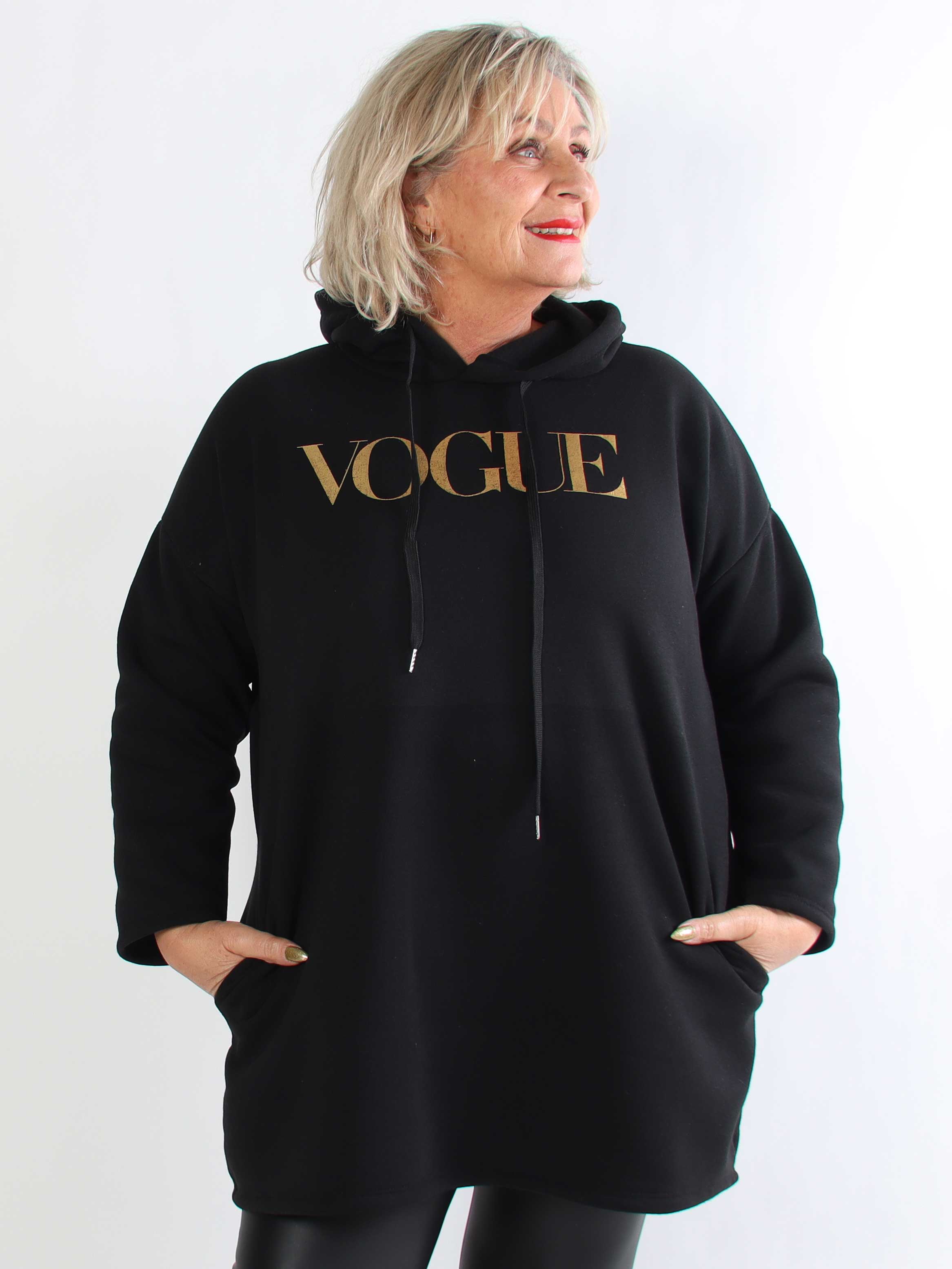 Perrine - Plus size hoodiekjole med VOGUE tryk med lommer