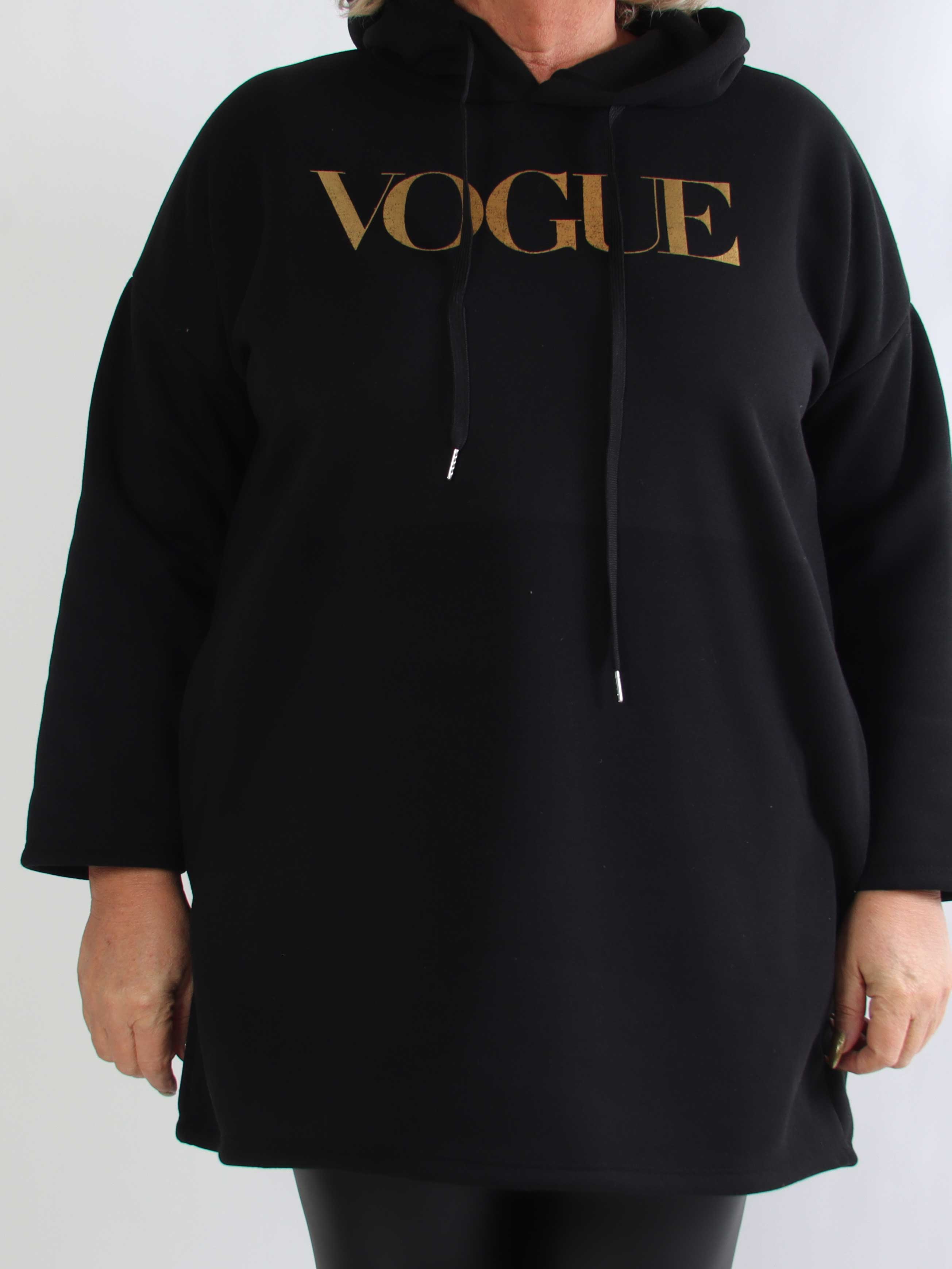 Perrine - Plus size hoodiekjole med VOGUE tryk med lommer