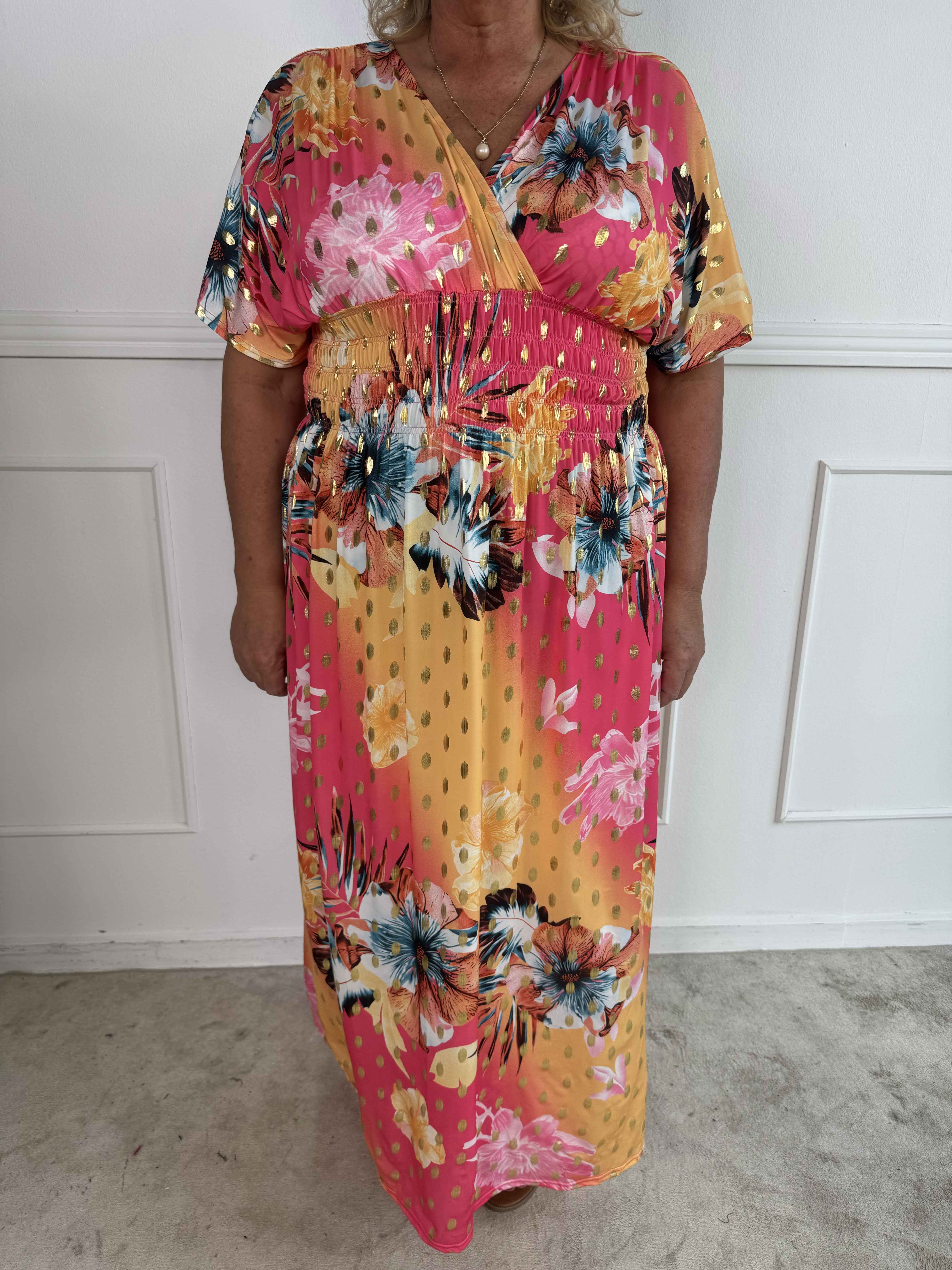 Pams Hawaii - Lang plus size kjole i elastisk stof med blomsterprint