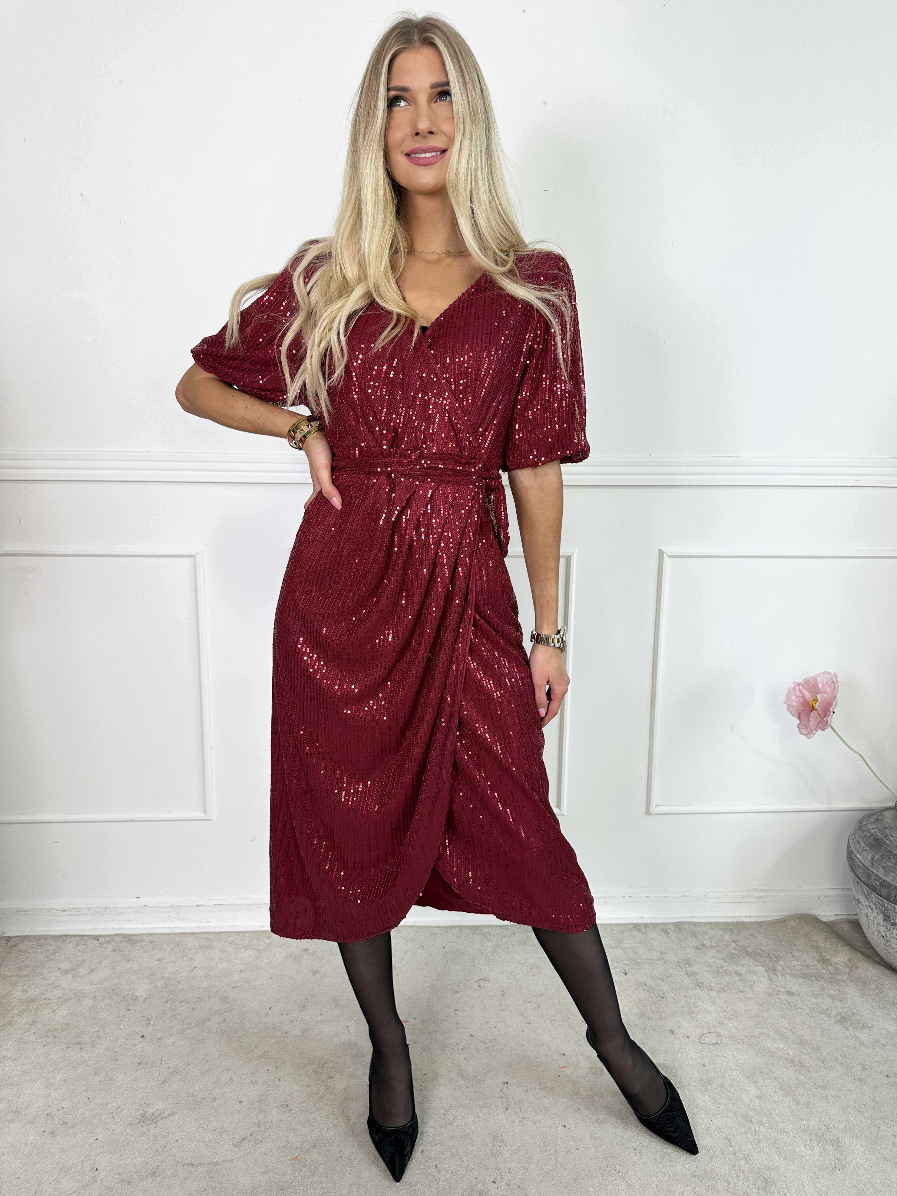 Primula Glitter - Kjole i slå-om look med pailletter