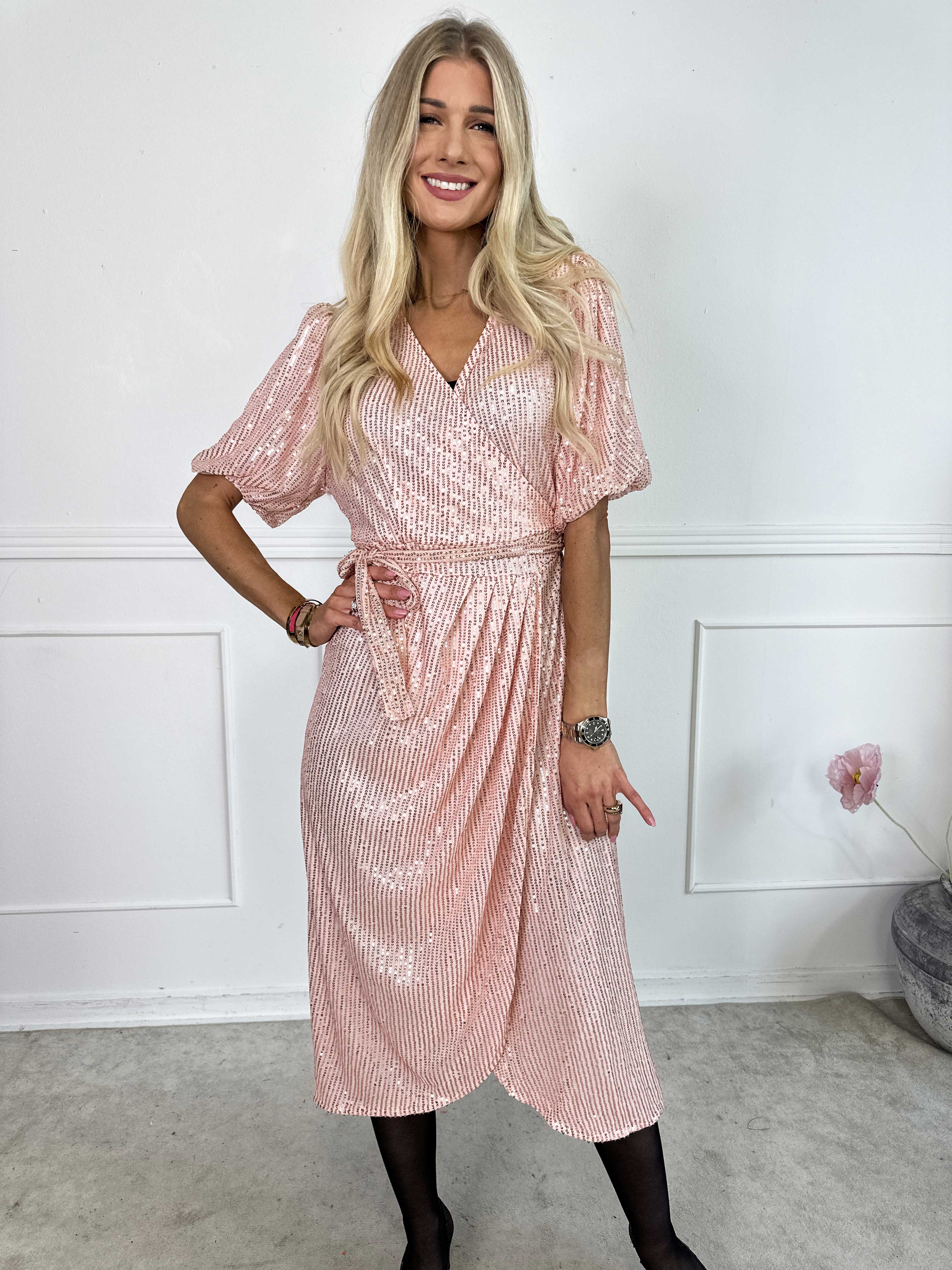 Primula Glitter - Kjole i slå-om look med pailletter