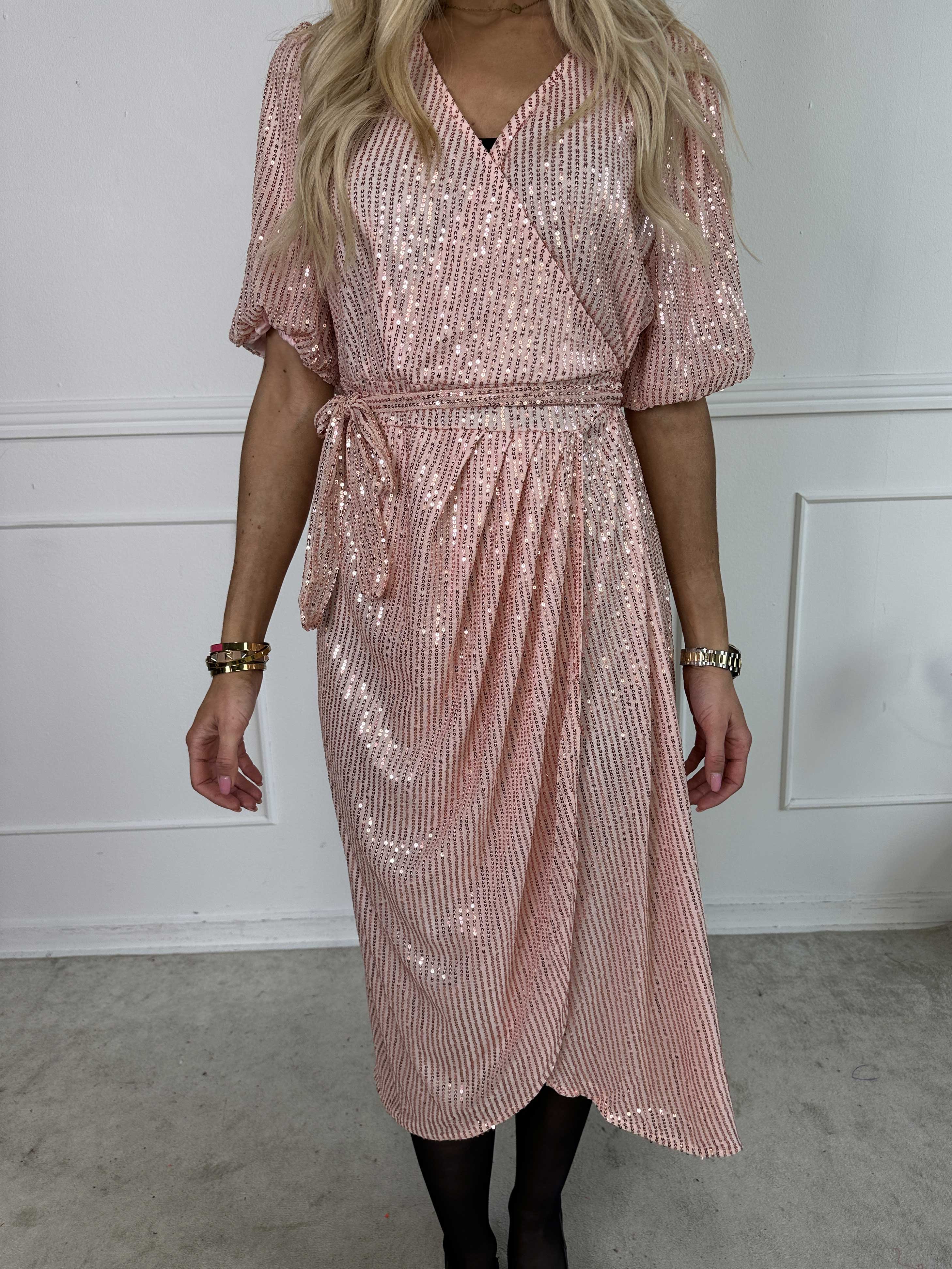 Primula Glitter - Kjole i slå-om look med pailletter