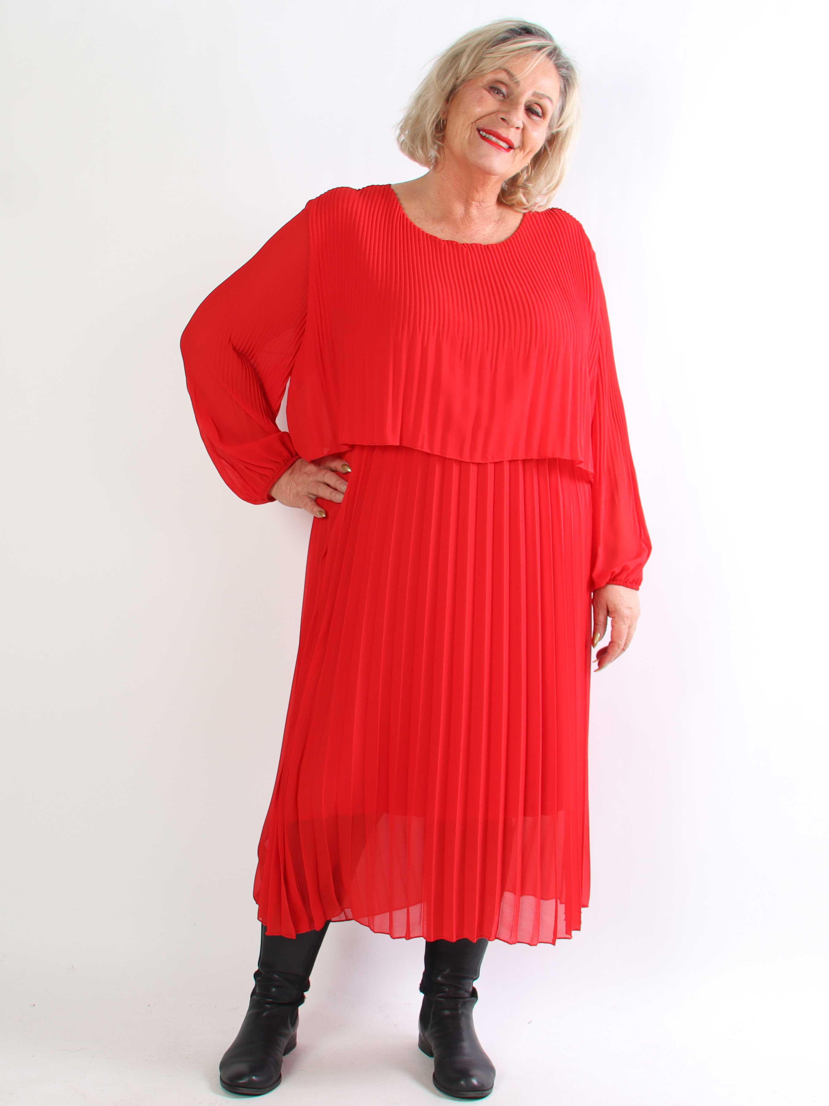 Kristina Long - Langærmet plus size kjole med plisseringer