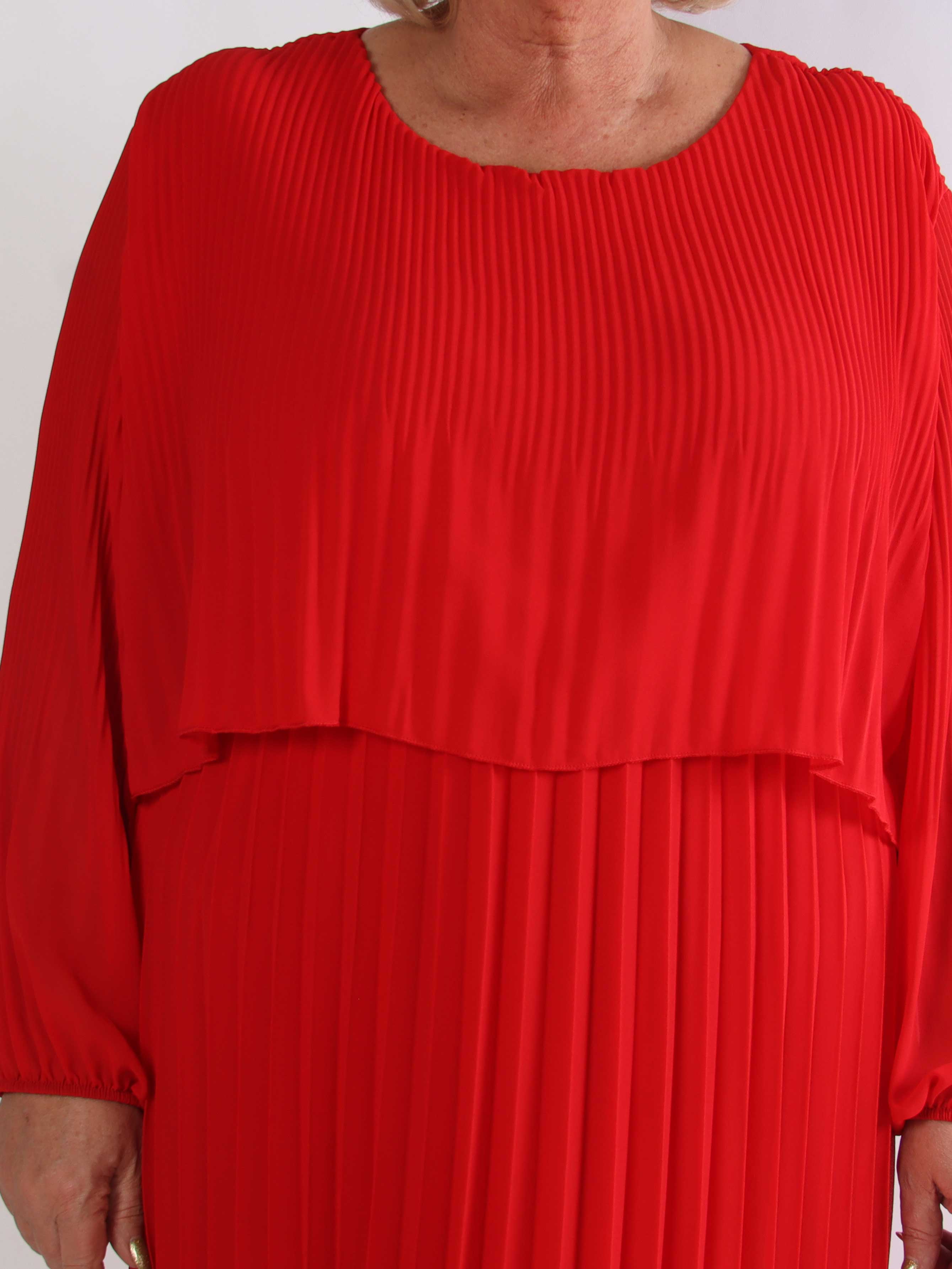 Kristina Long - Langærmet plus size kjole med plisseringer