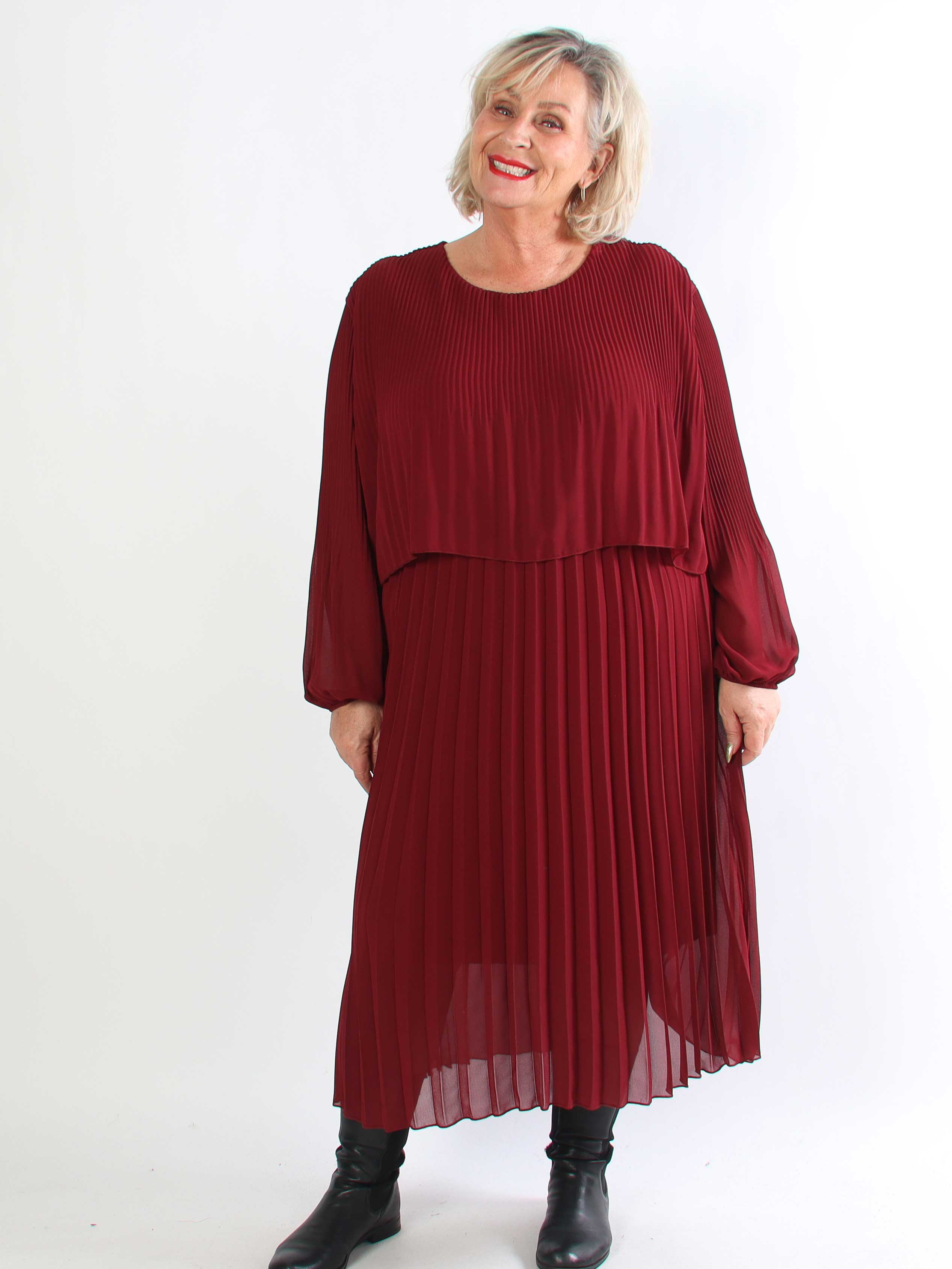 Kristina Long - Langærmet plus size kjole med plisseringer