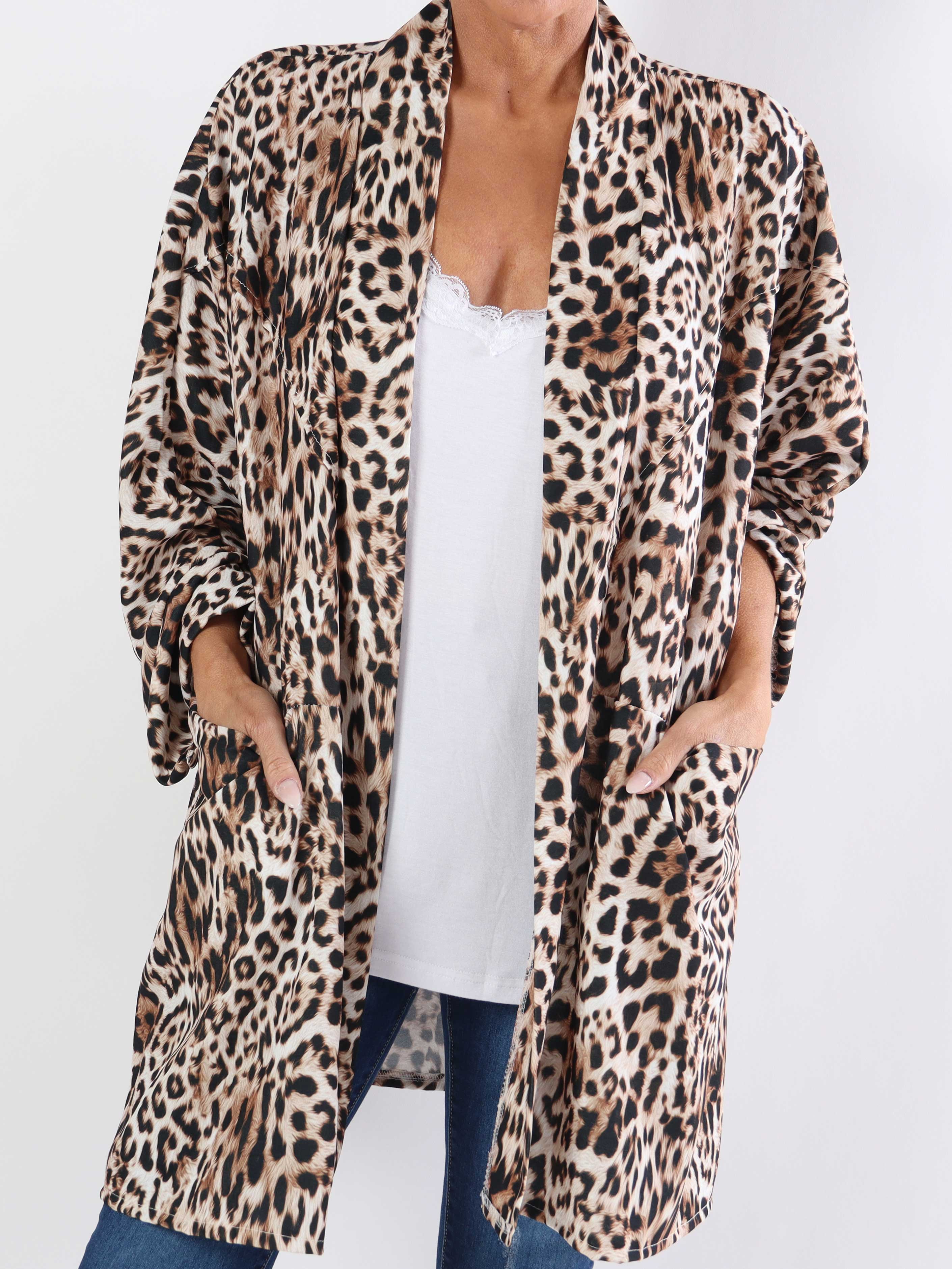 Annah Light Leo Short - Plus size sommerjakke med tydelige syninger og lommer