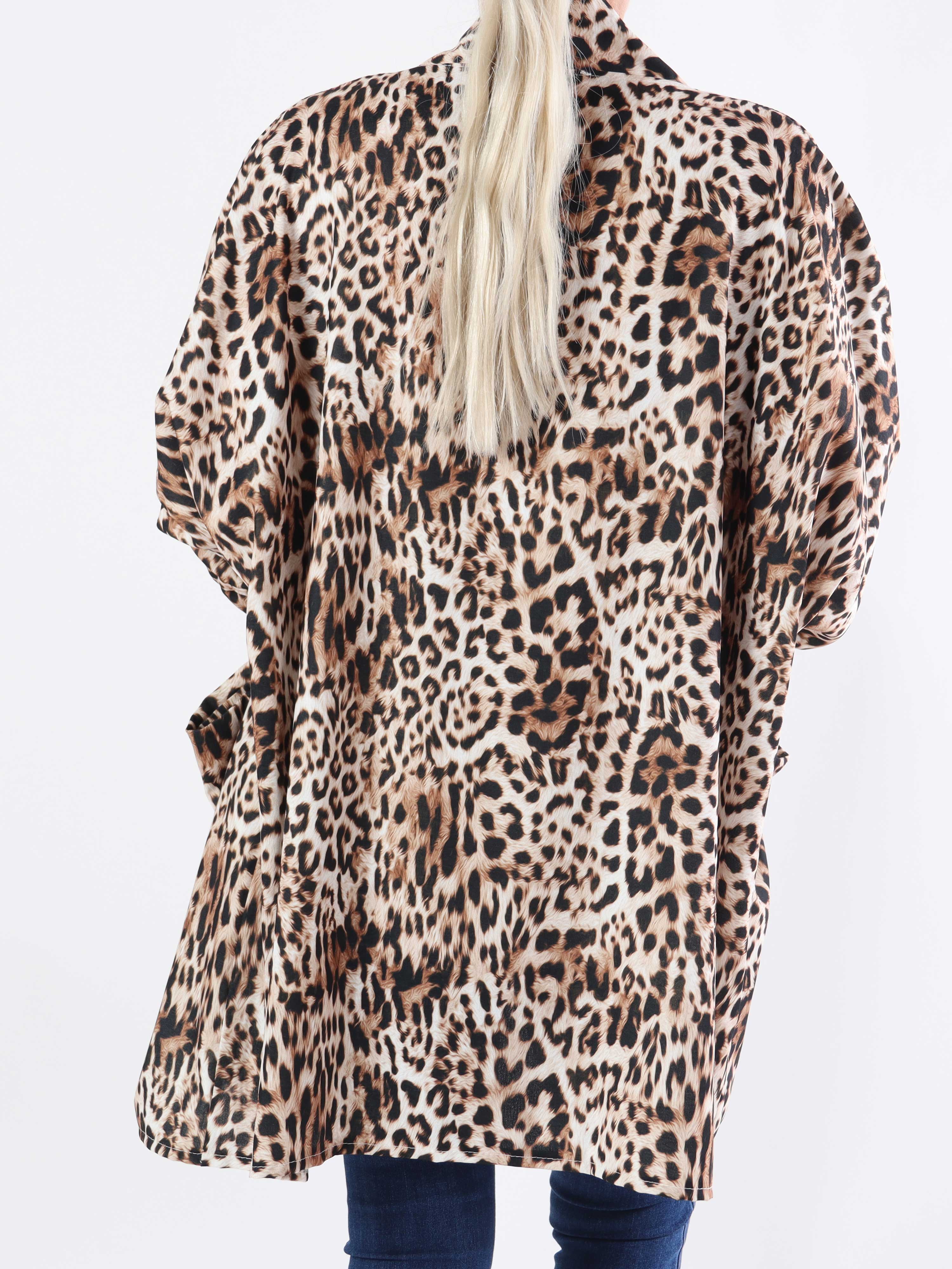 Annah Light Leo Short - Plus size sommerjakke med tydelige syninger og lommer