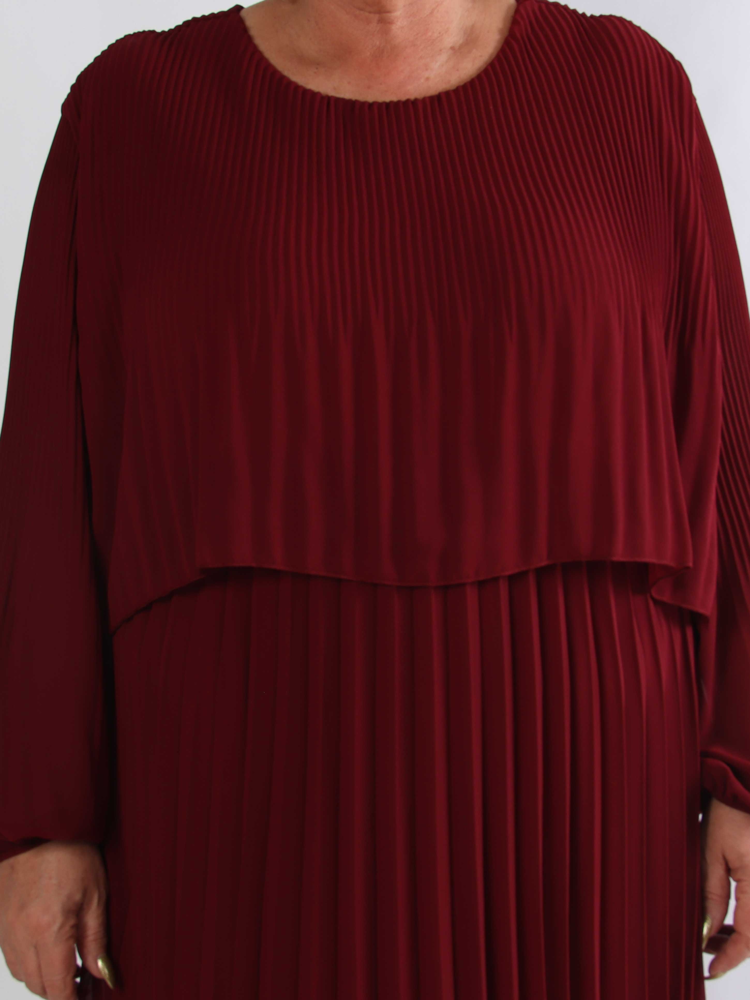 Kristina Long - Langærmet plus size kjole med plisseringer