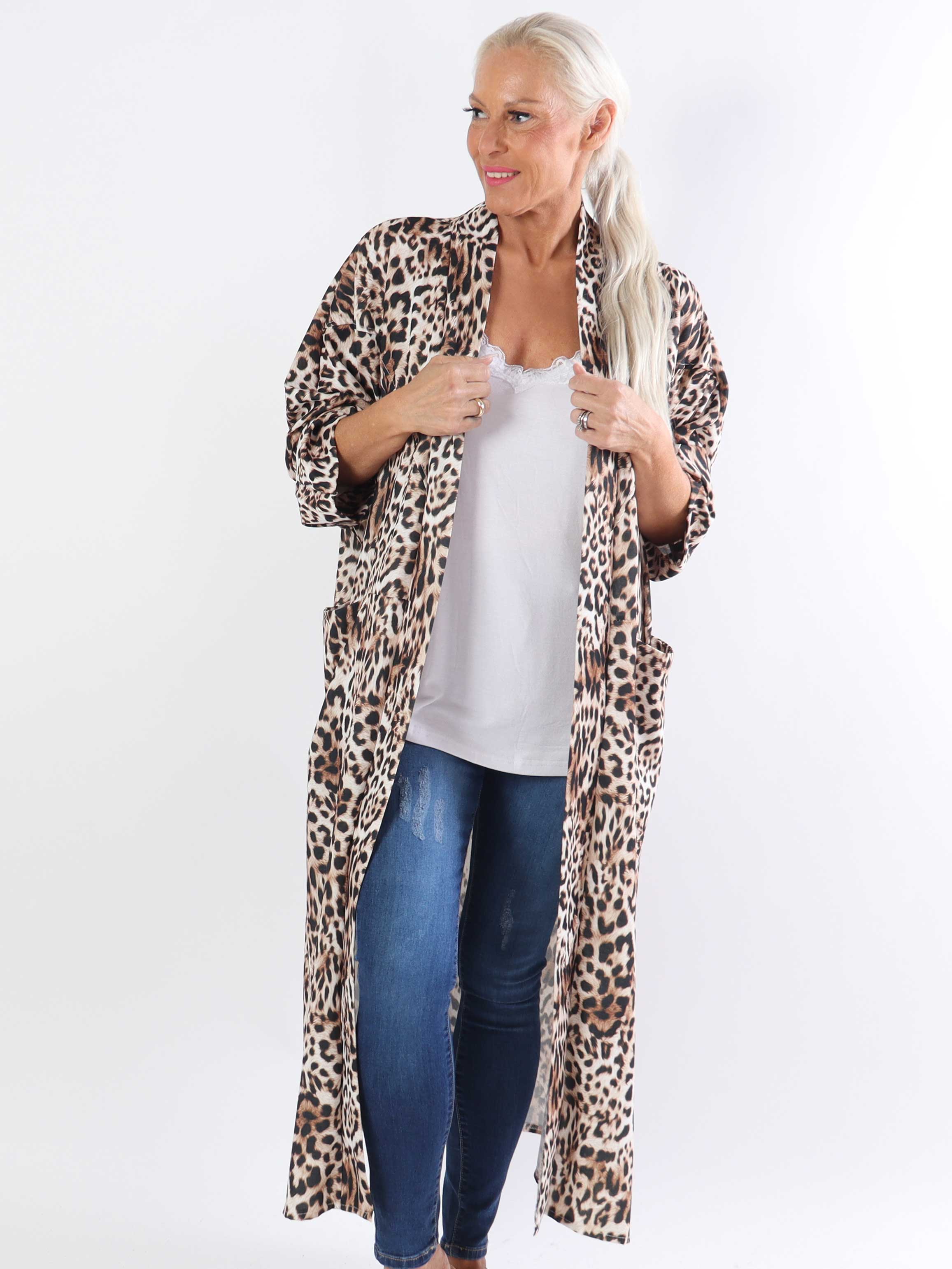 Annah Light Leo - Plus size sommerfrakke med tydelige syninger og lommer