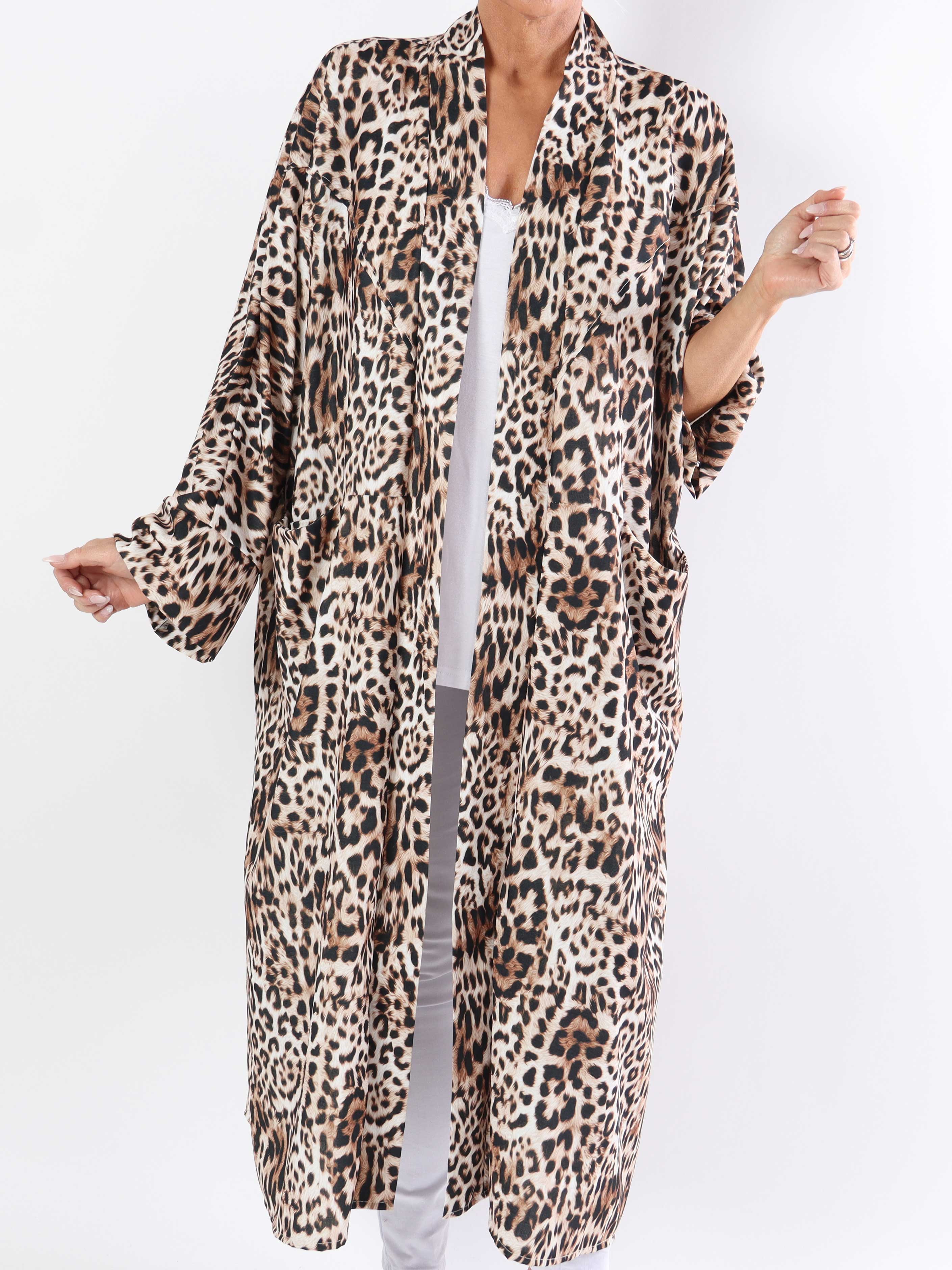 Annah Light Leo - Plus size sommerfrakke med tydelige syninger og lommer