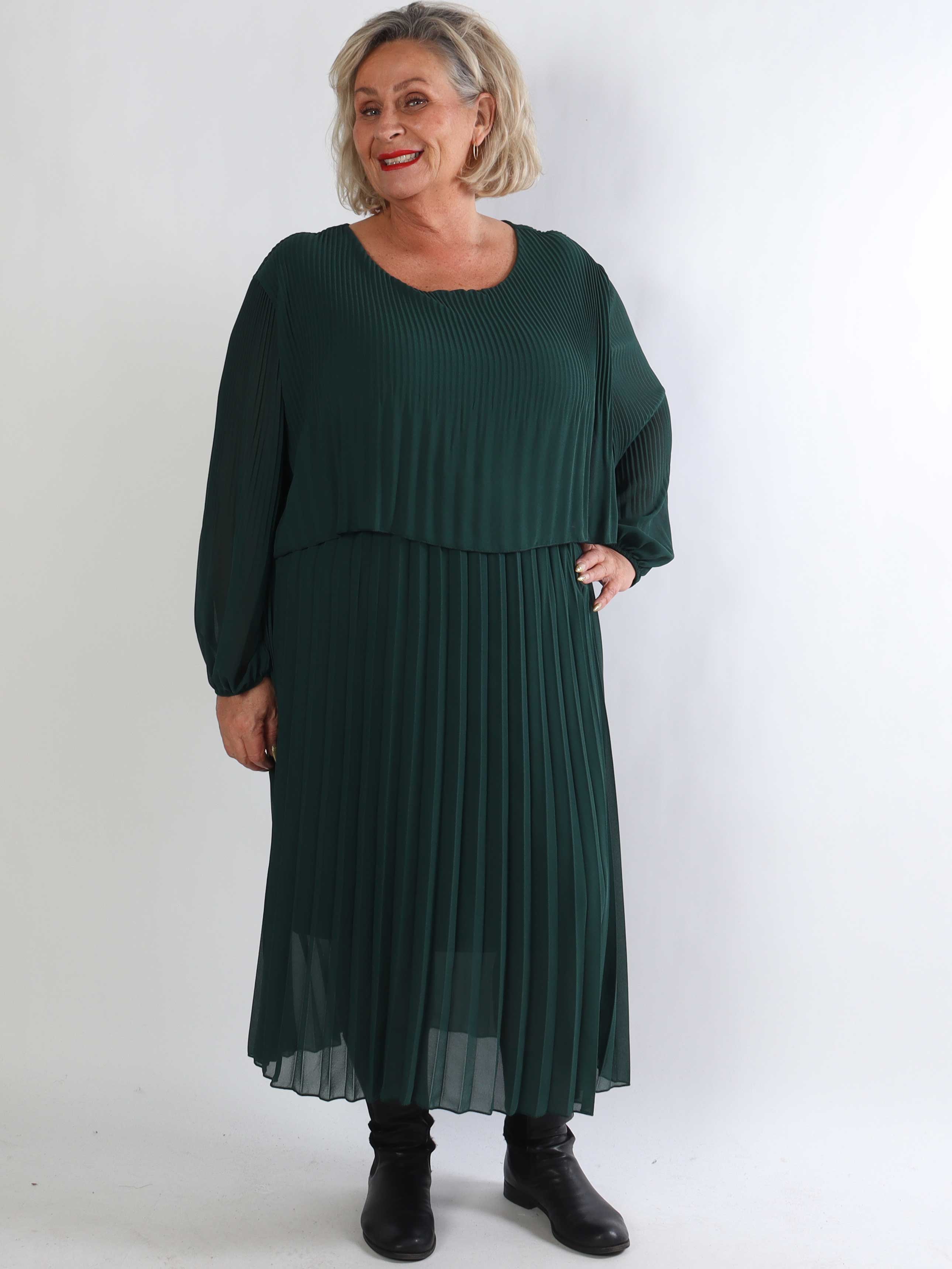 Kristina Long - Langærmet plus size kjole med plisseringer