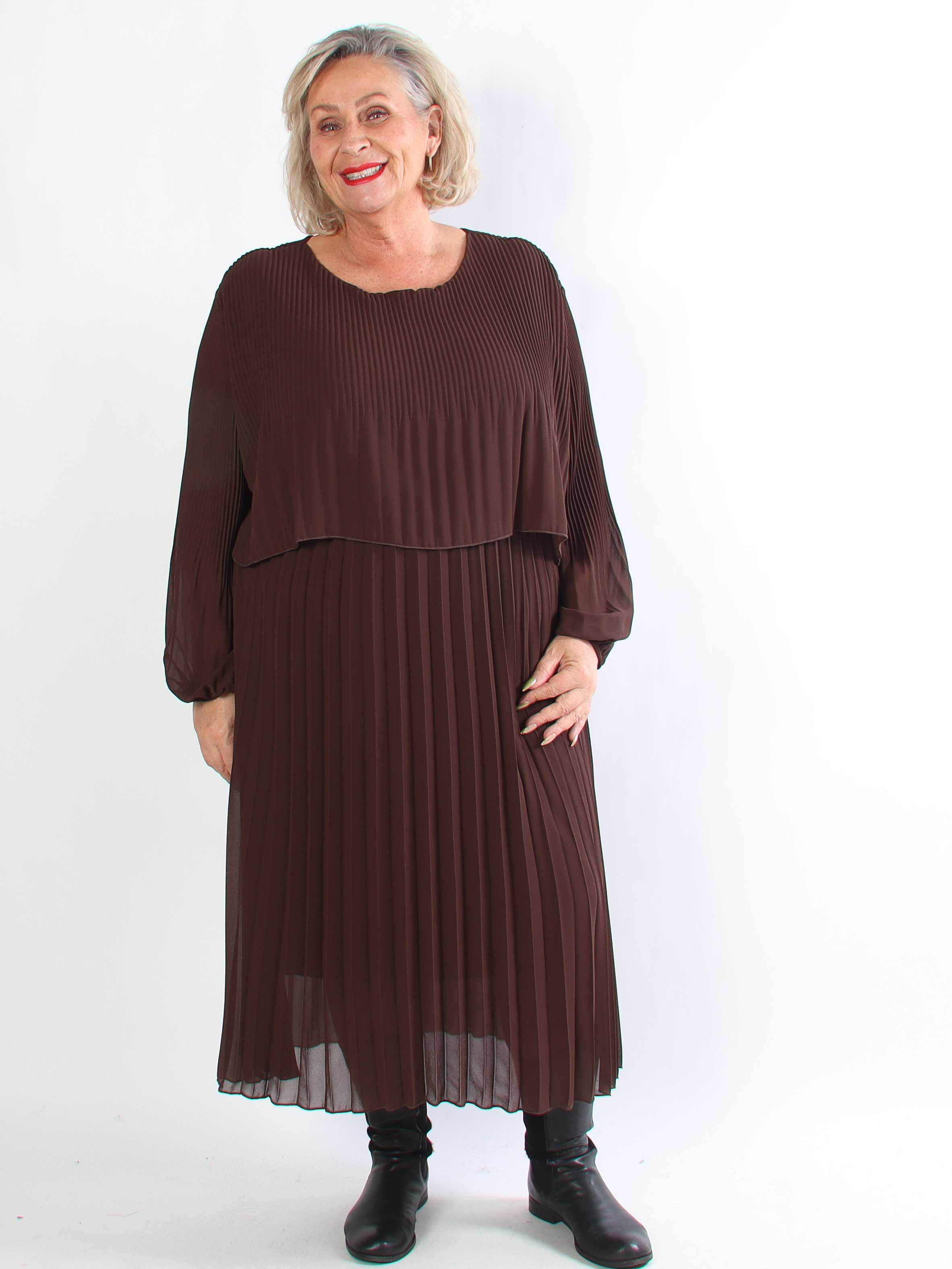 Kristina Long - Langærmet plus size kjole med plisseringer