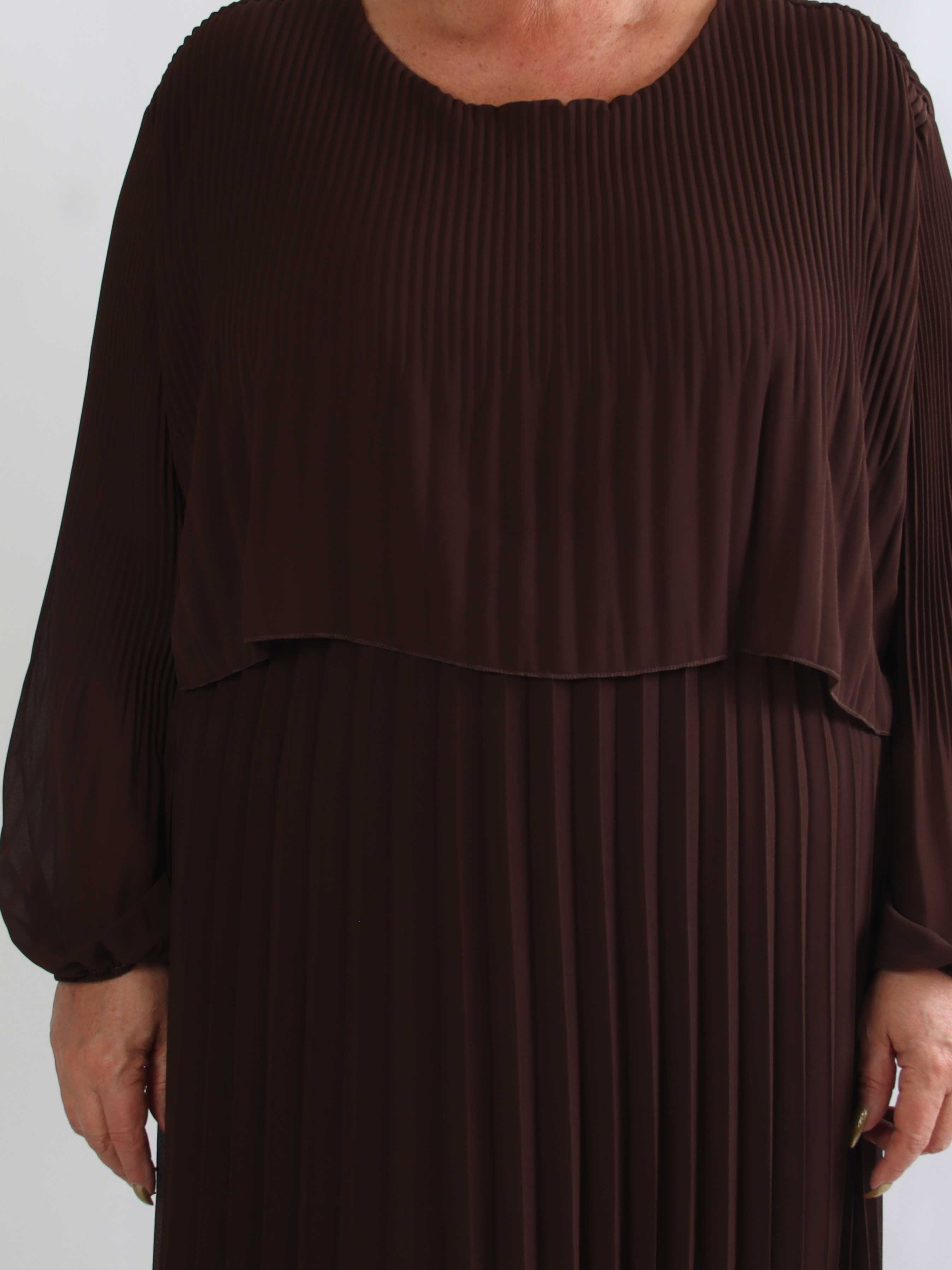 Kristina Long - Langærmet plus size kjole med plisseringer