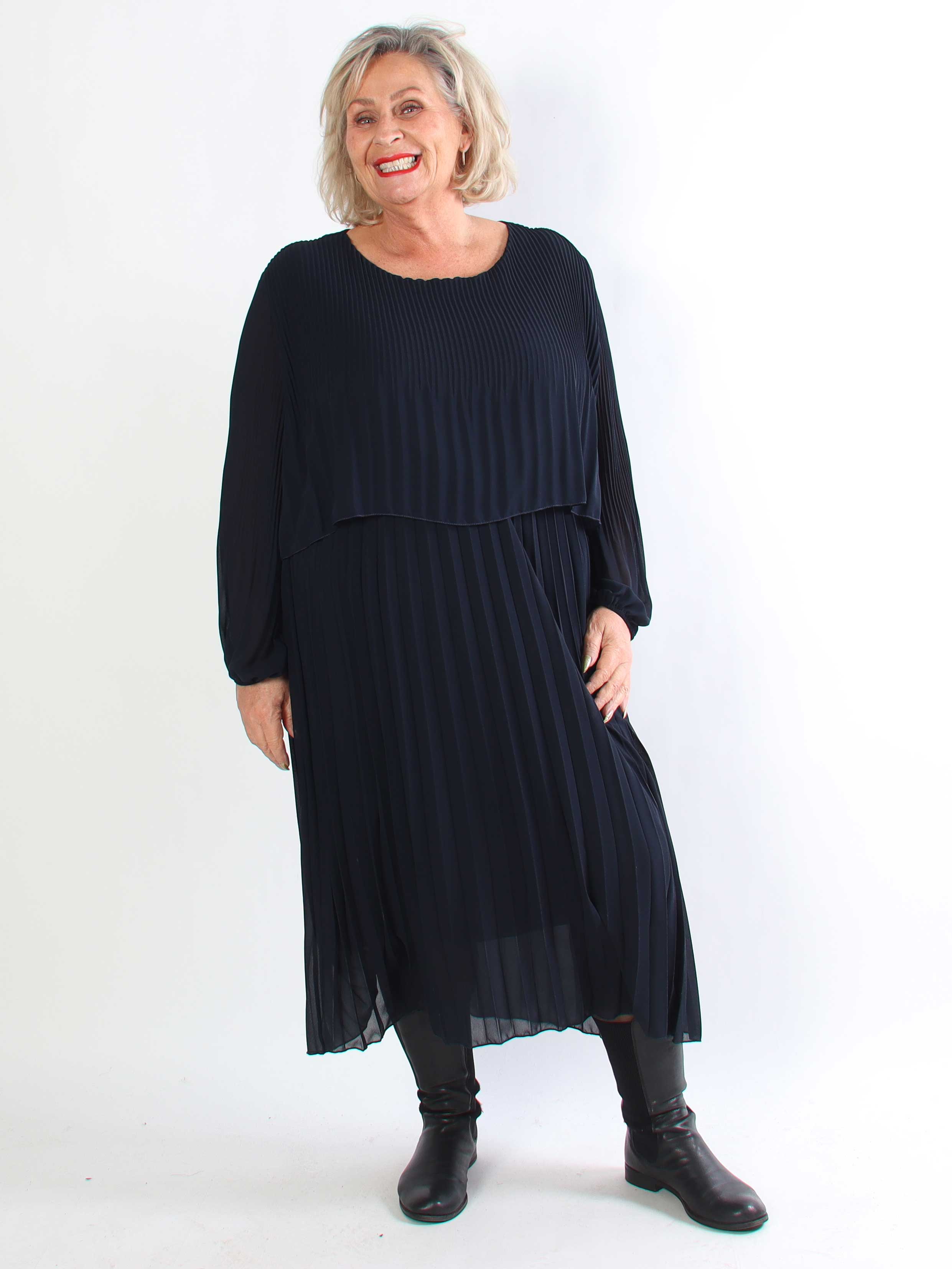 Kristina Long - Langærmet plus size kjole med plisseringer