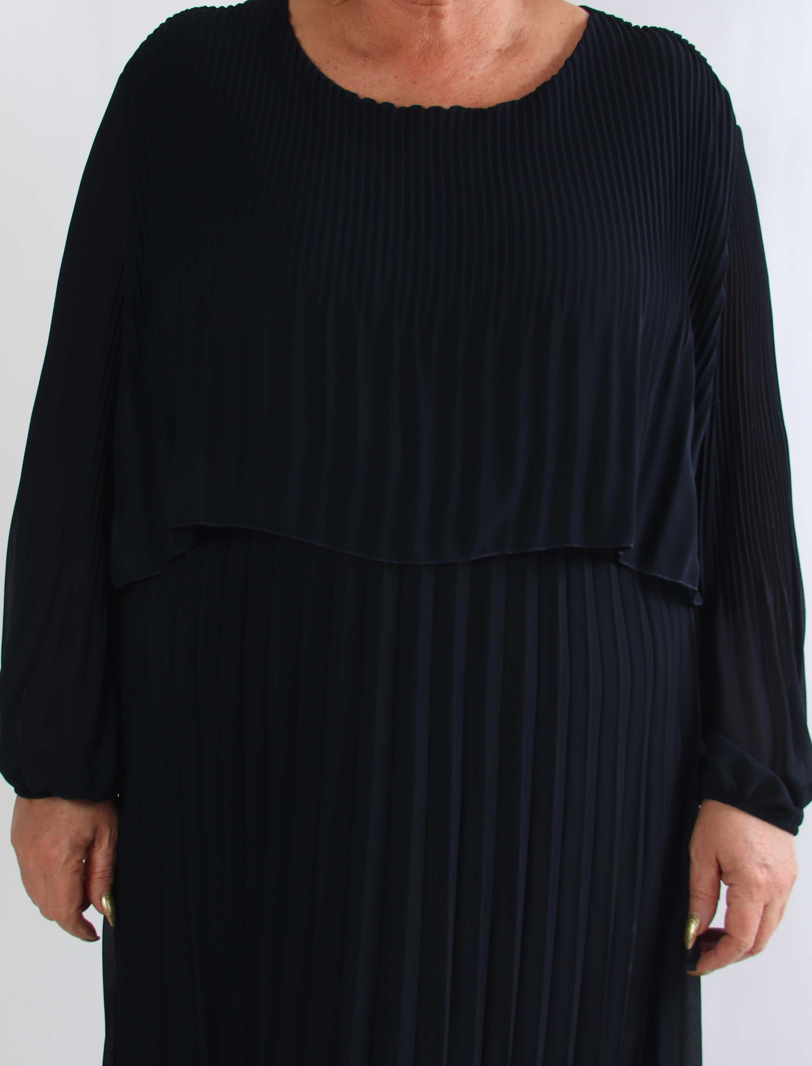 Kristina Long - Langærmet plus size kjole med plisseringer