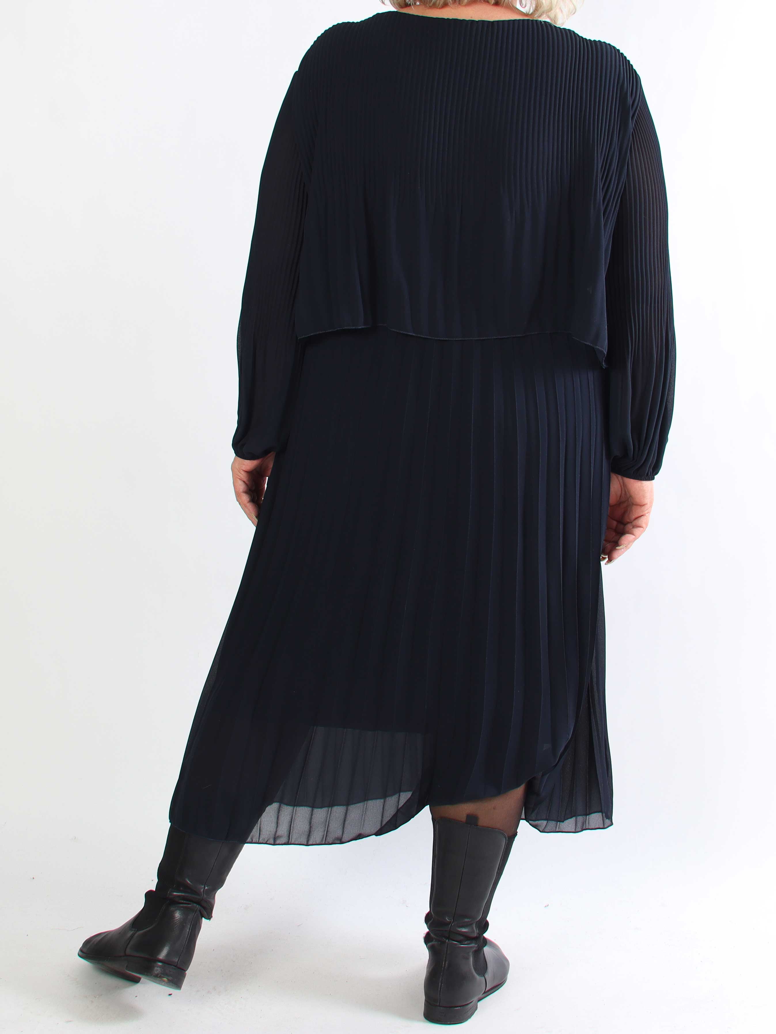 Kristina Long - Langærmet plus size kjole med plisseringer