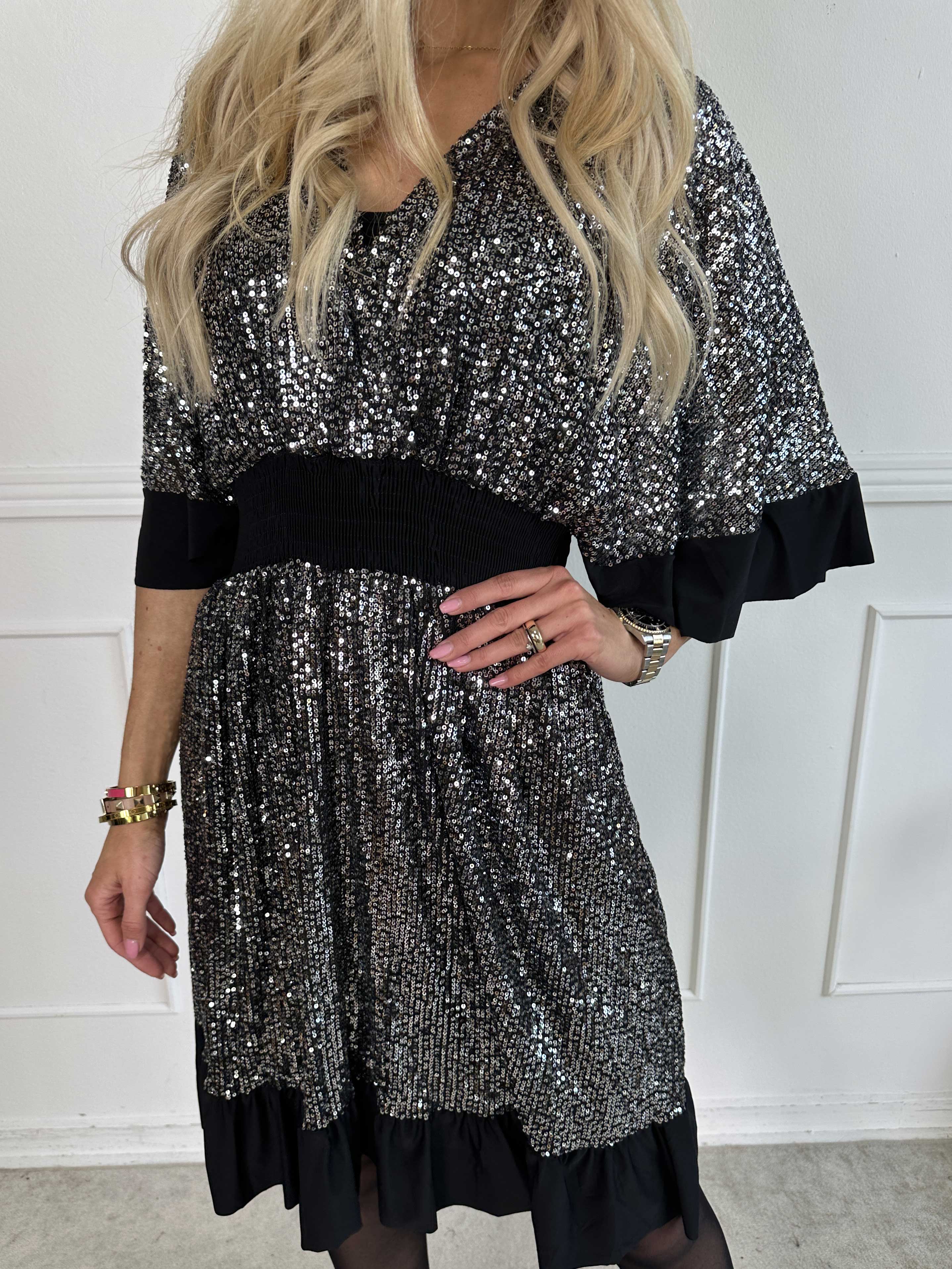 Pamela Glitter Short - Pailletkjole med flæser og smock