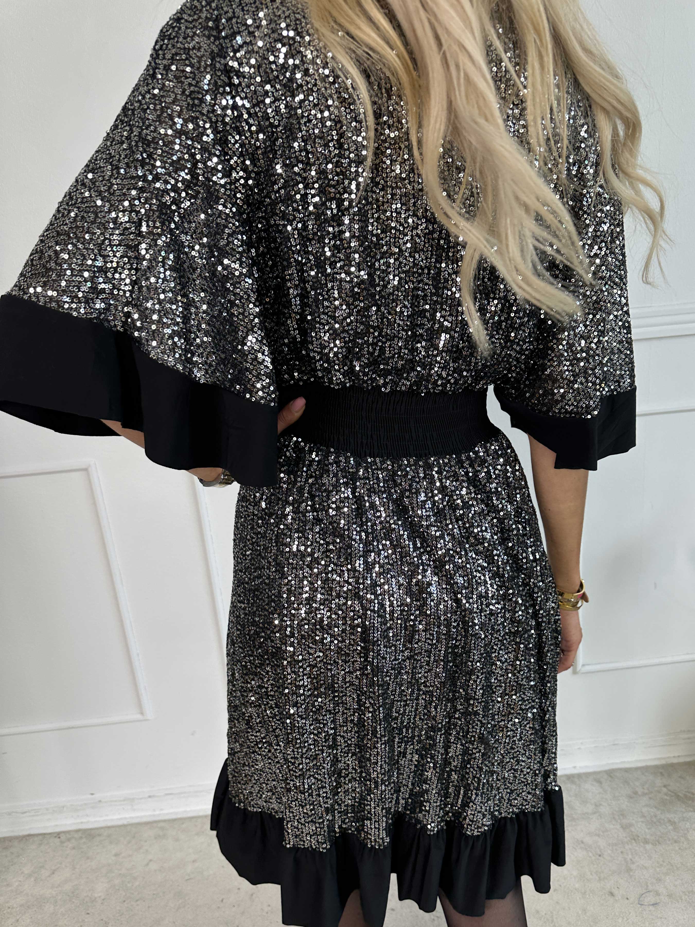 Pamela Glitter Short - Pailletkjole med flæser og smock