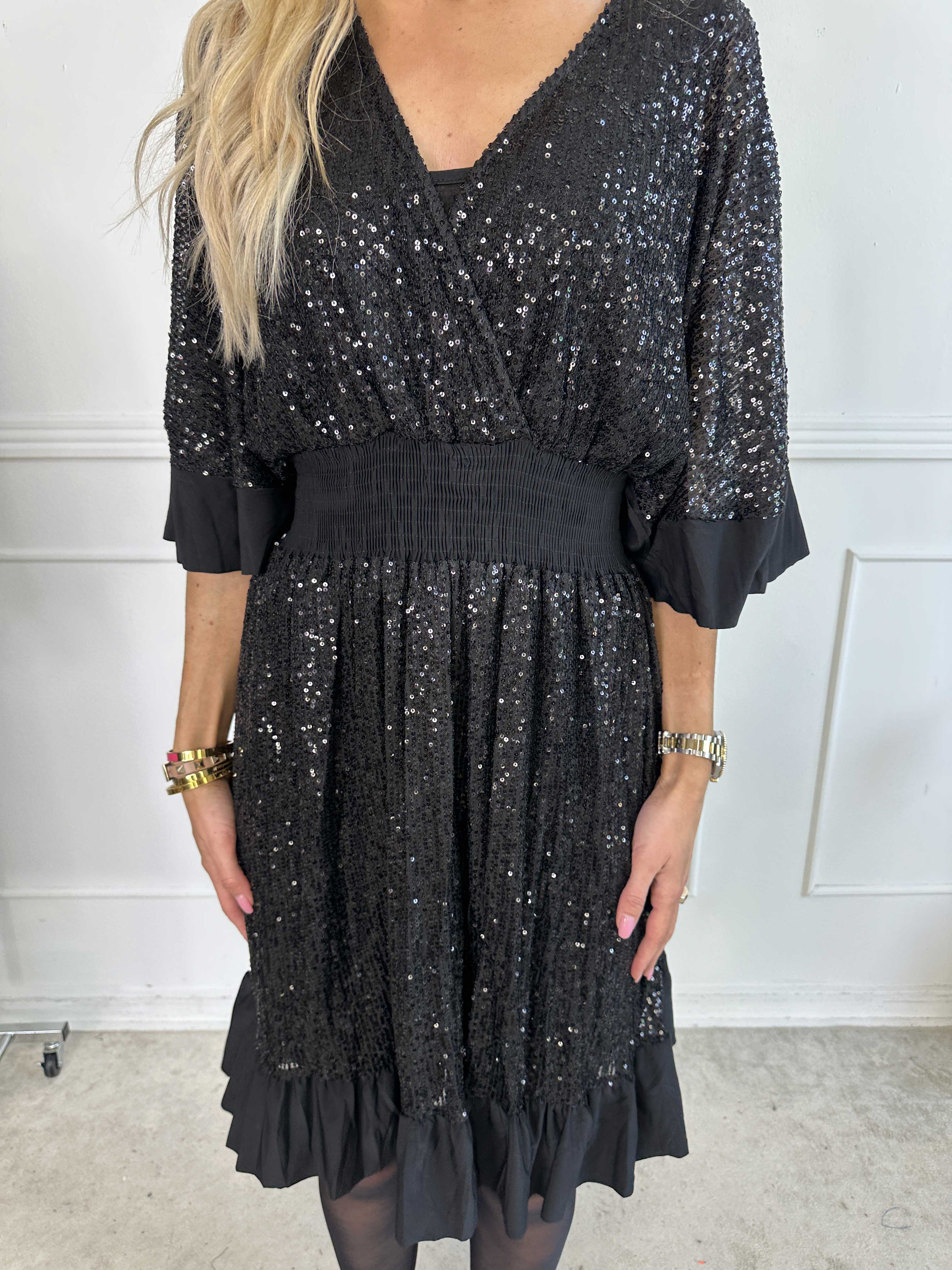 Pamela Glitter Short - Pailletkjole med flæser og smock