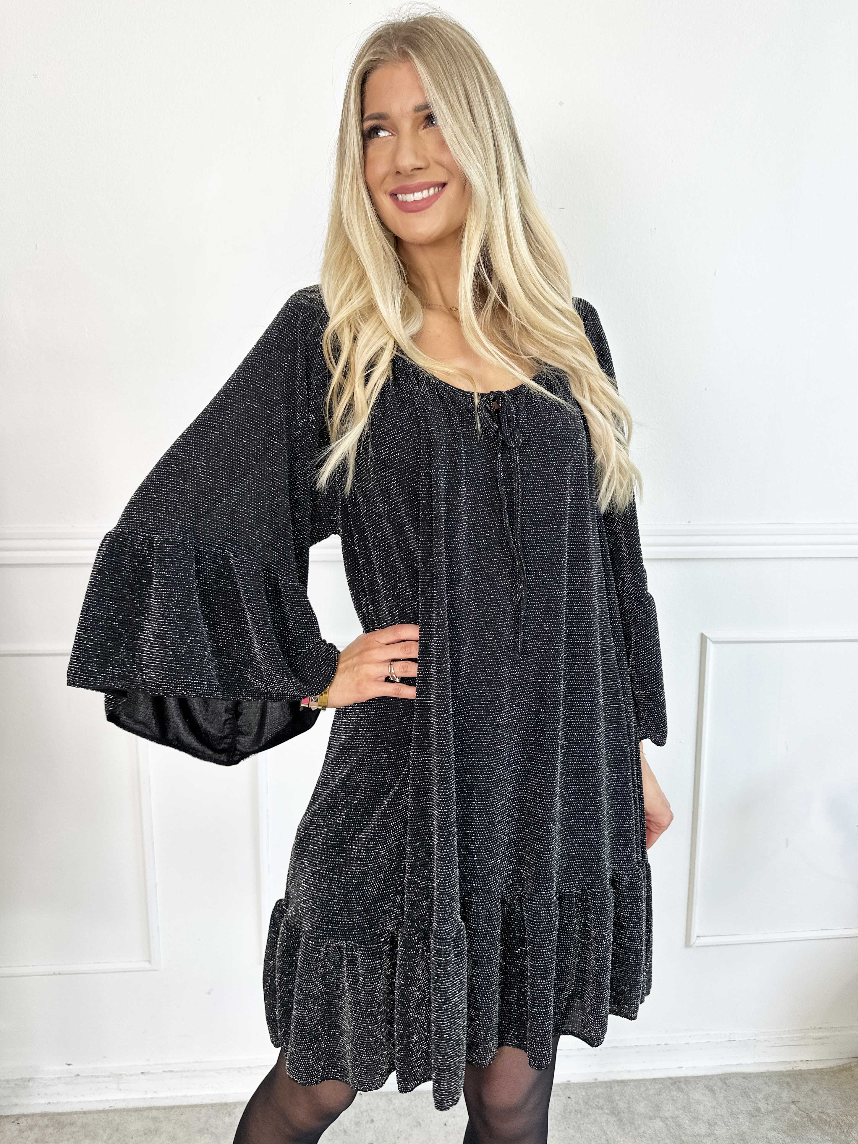 Novia Glitter - Elastisk kjole med glimmertråde og flæser