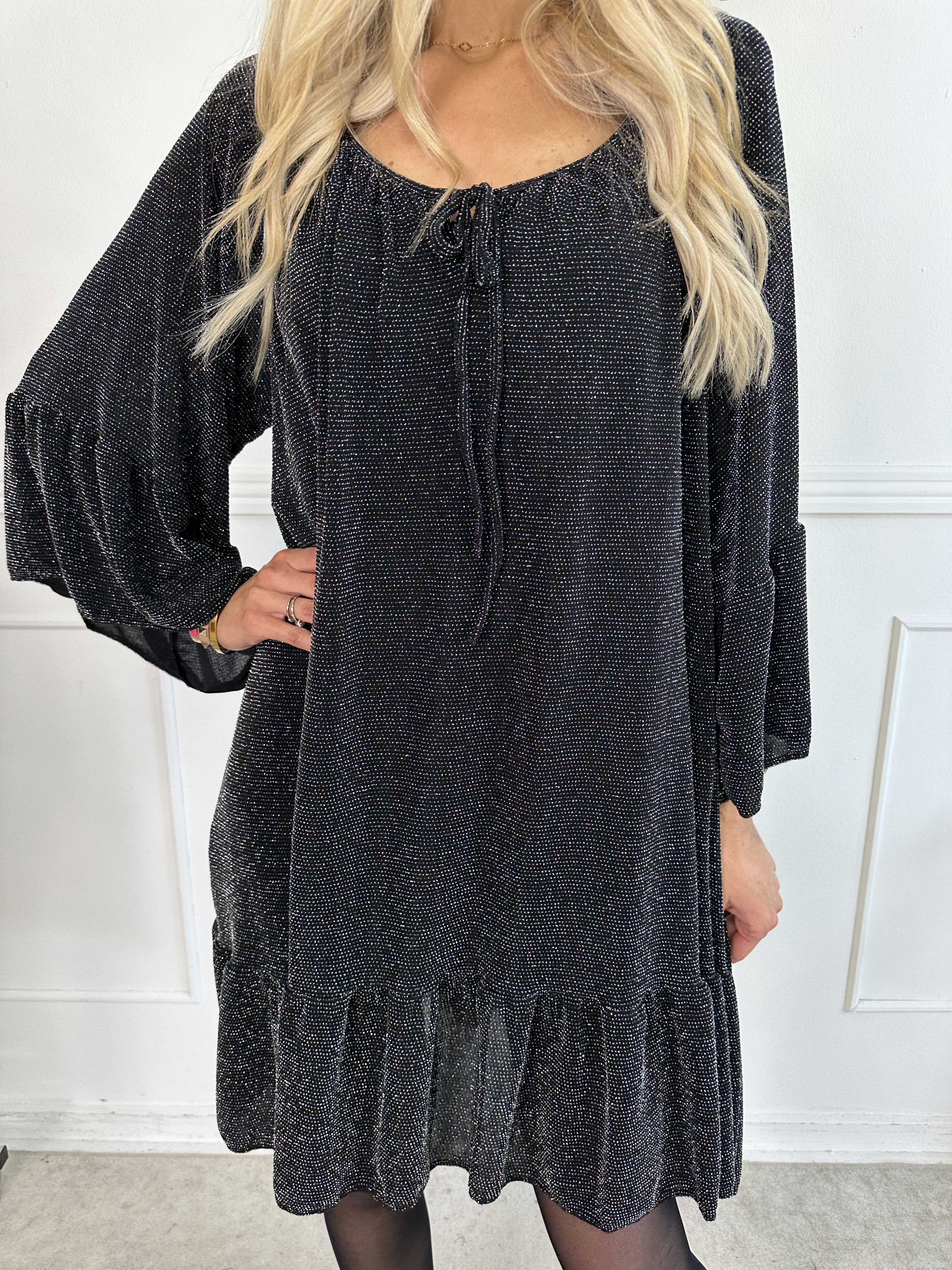 Novia Glitter - Elastisk kjole med glimmertråde og flæser