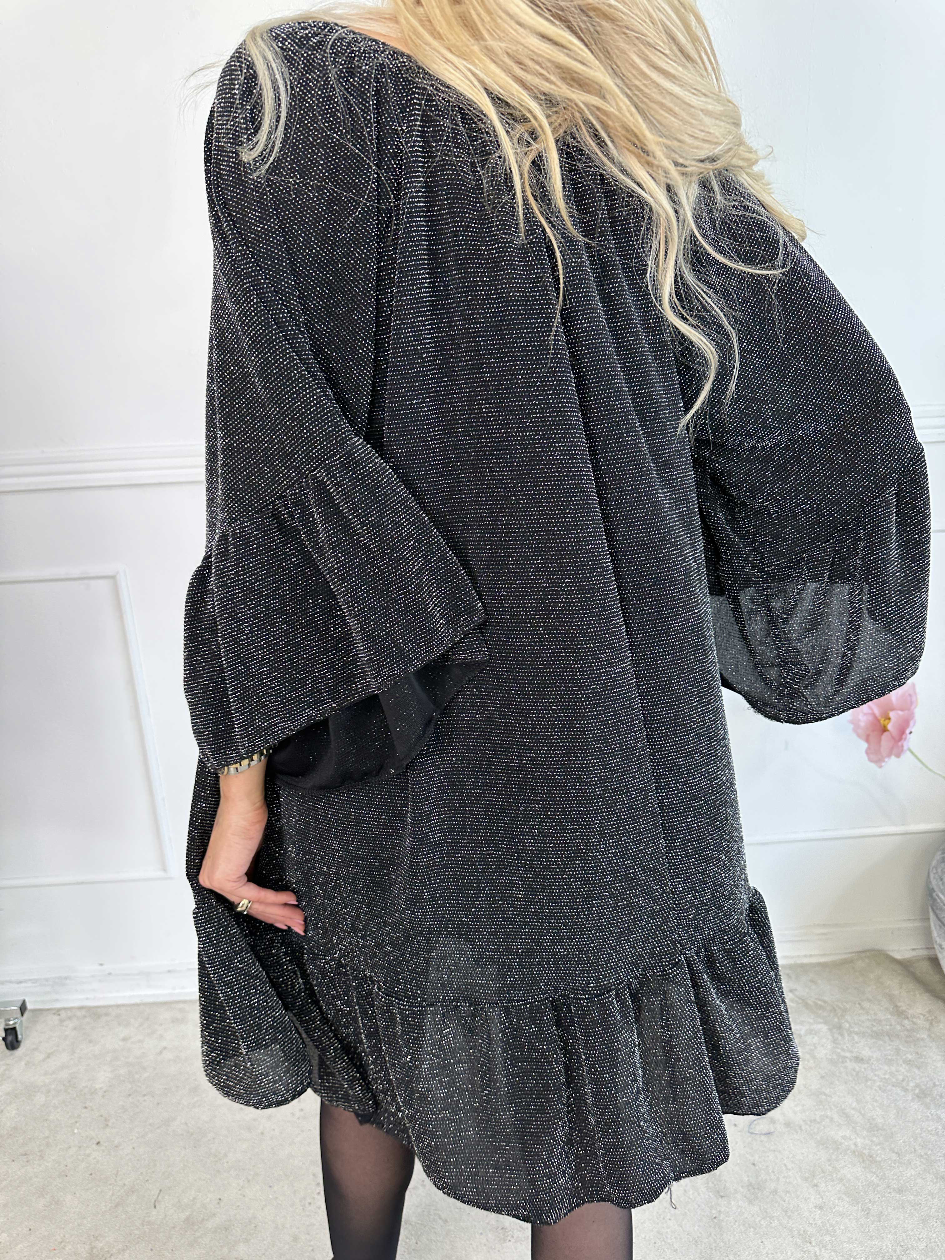 Novia Glitter - Elastisk kjole med glimmertråde og flæser