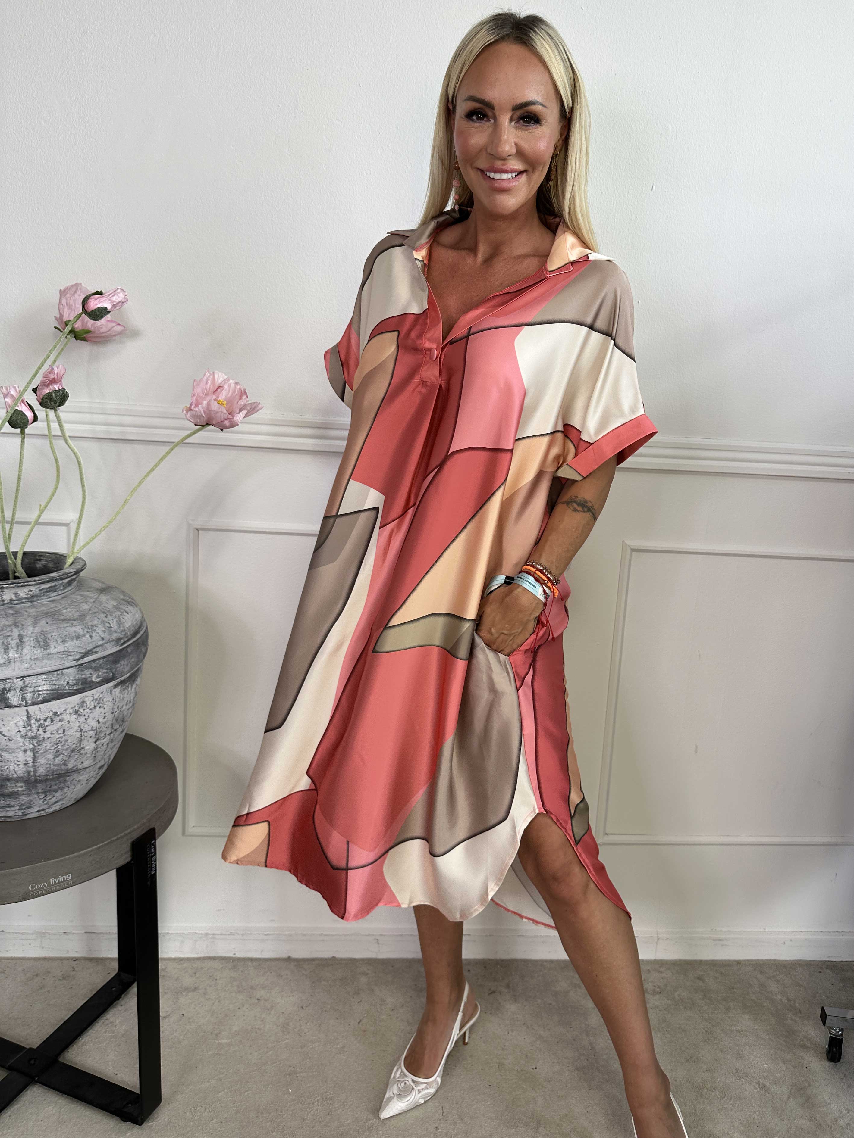 Etlana - Mønstret tunikakjole med korte ærmer og lommer