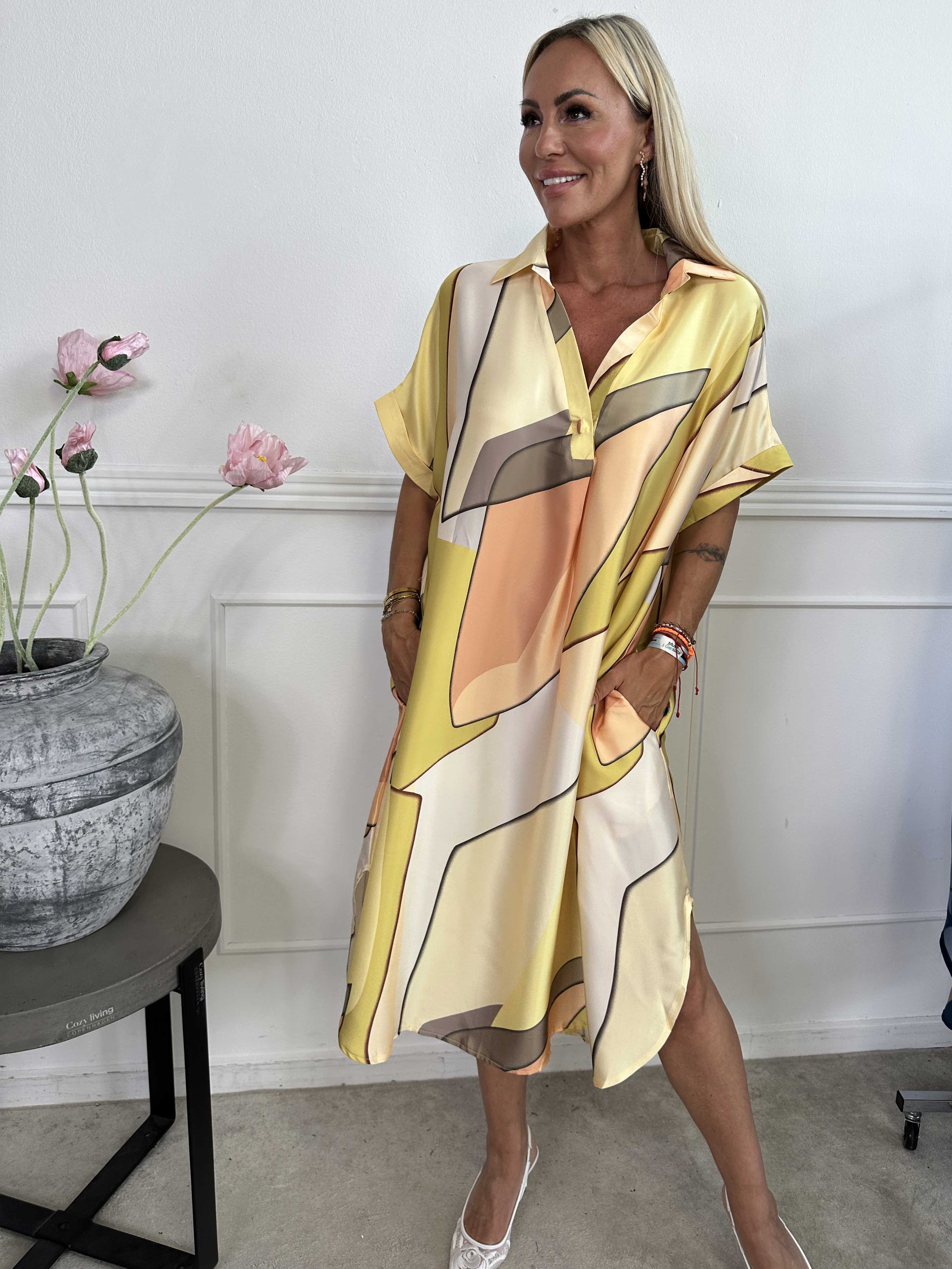 Etlana - Mønstret tunikakjole med korte ærmer og lommer