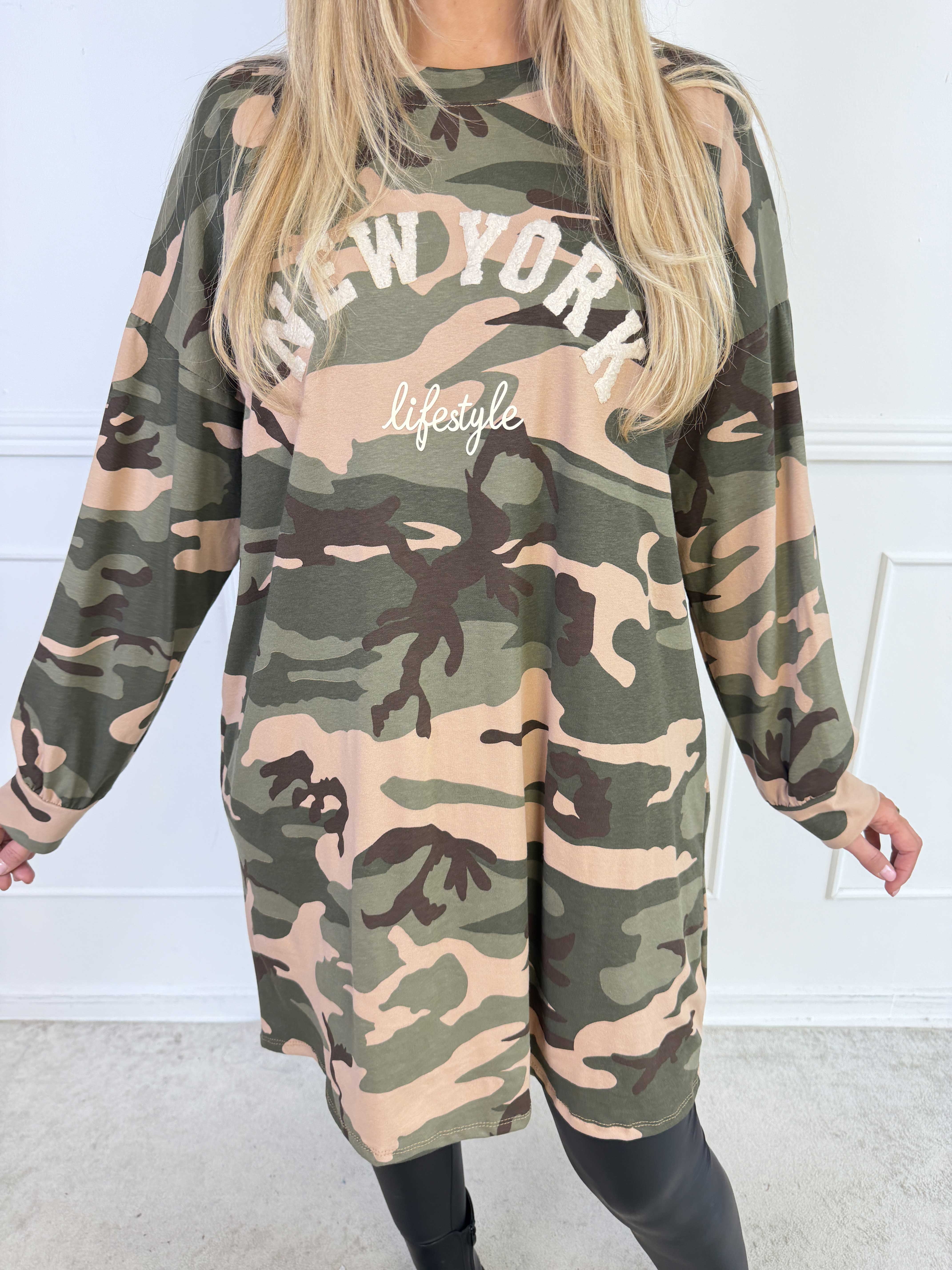 Belvi - Sporty plus size joggingkjole i bomuld med camouflageprint og NEW YORK-print