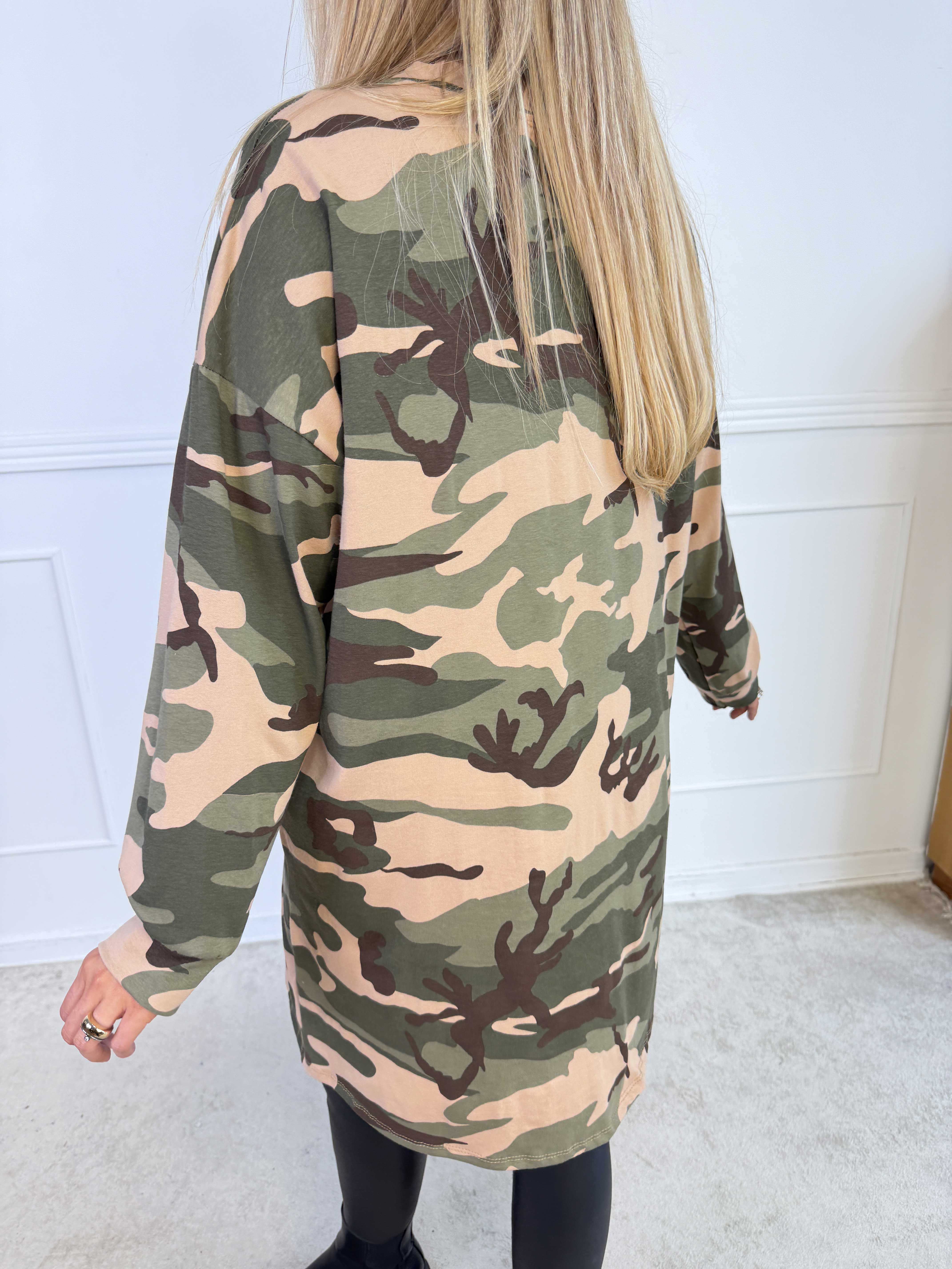Belvi - Sporty plus size joggingkjole i bomuld med camouflageprint og NEW YORK-print
