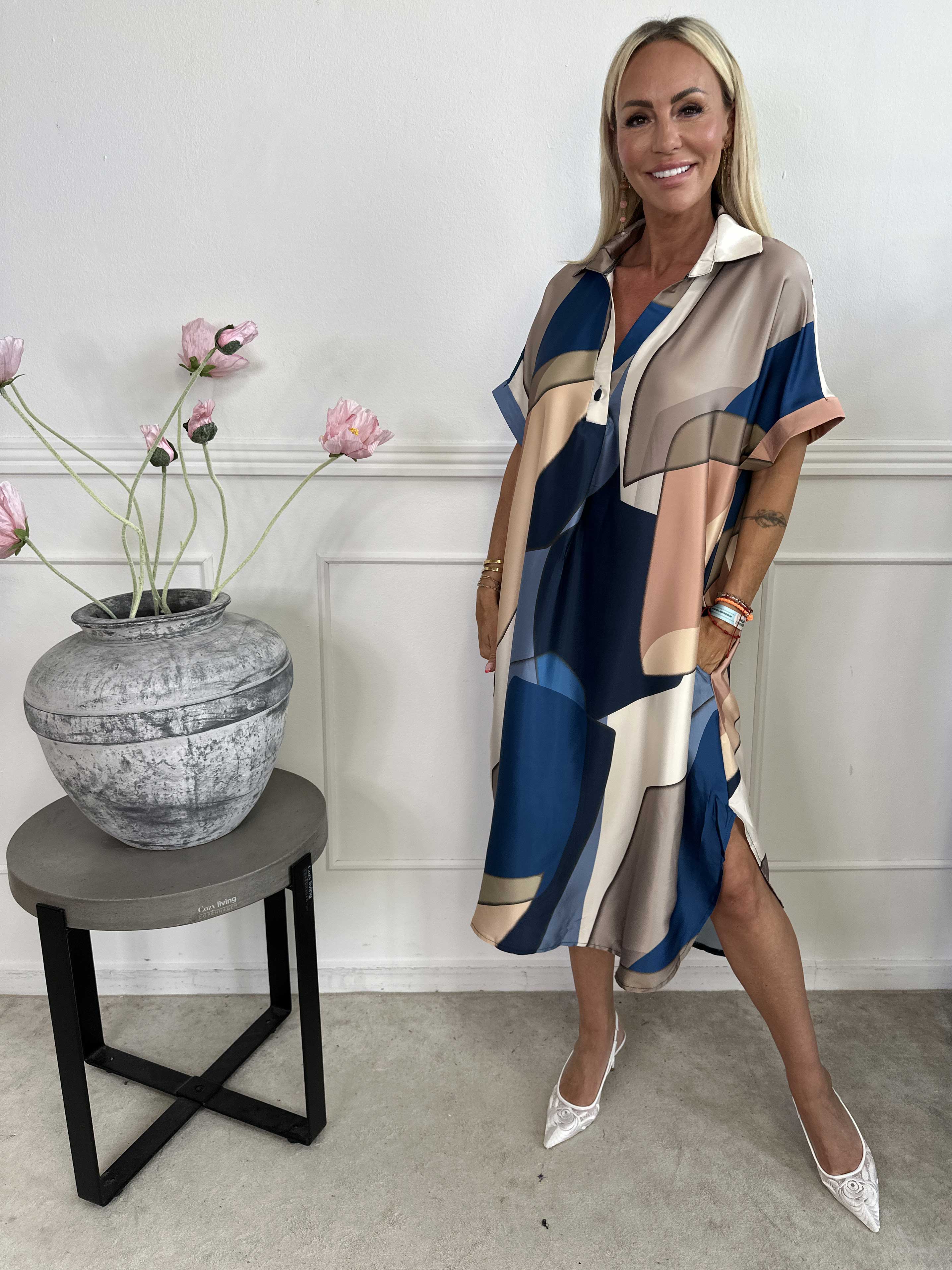 Etlana - Mønstret tunikakjole med korte ærmer og lommer