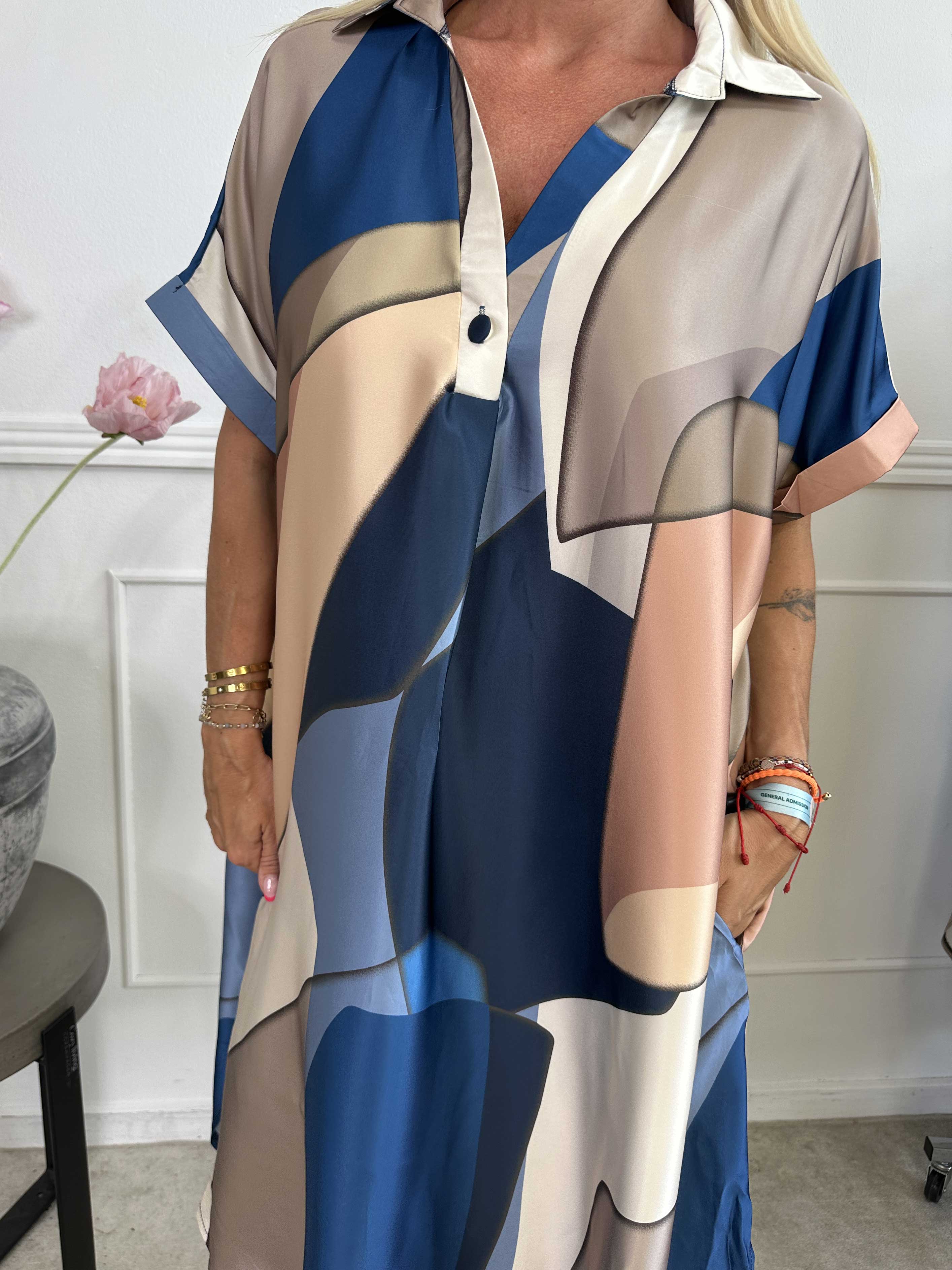 Etlana - Mønstret tunikakjole med korte ærmer og lommer