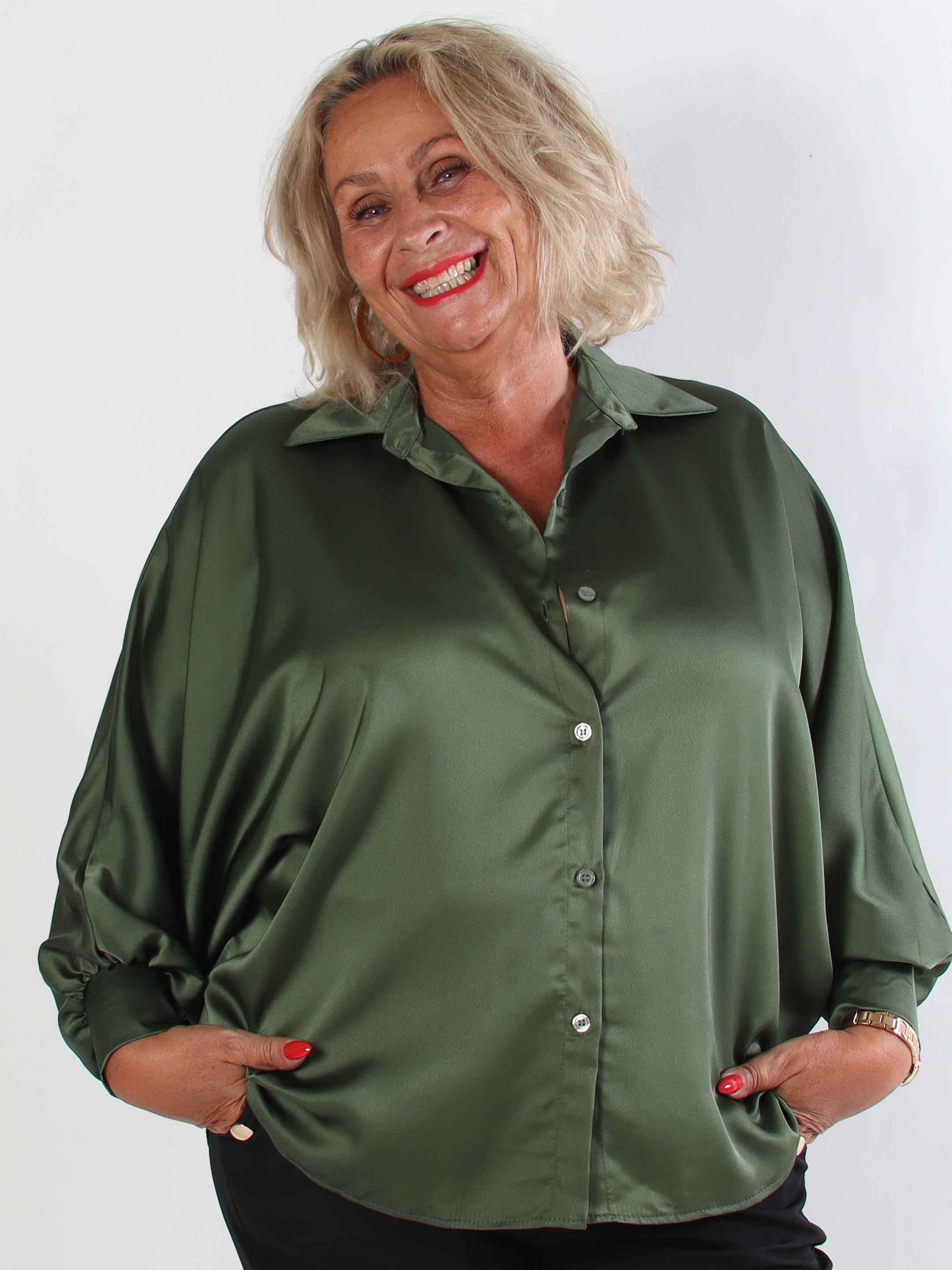 Feliciti - Shiny plus size skjorte med flagermusærmer