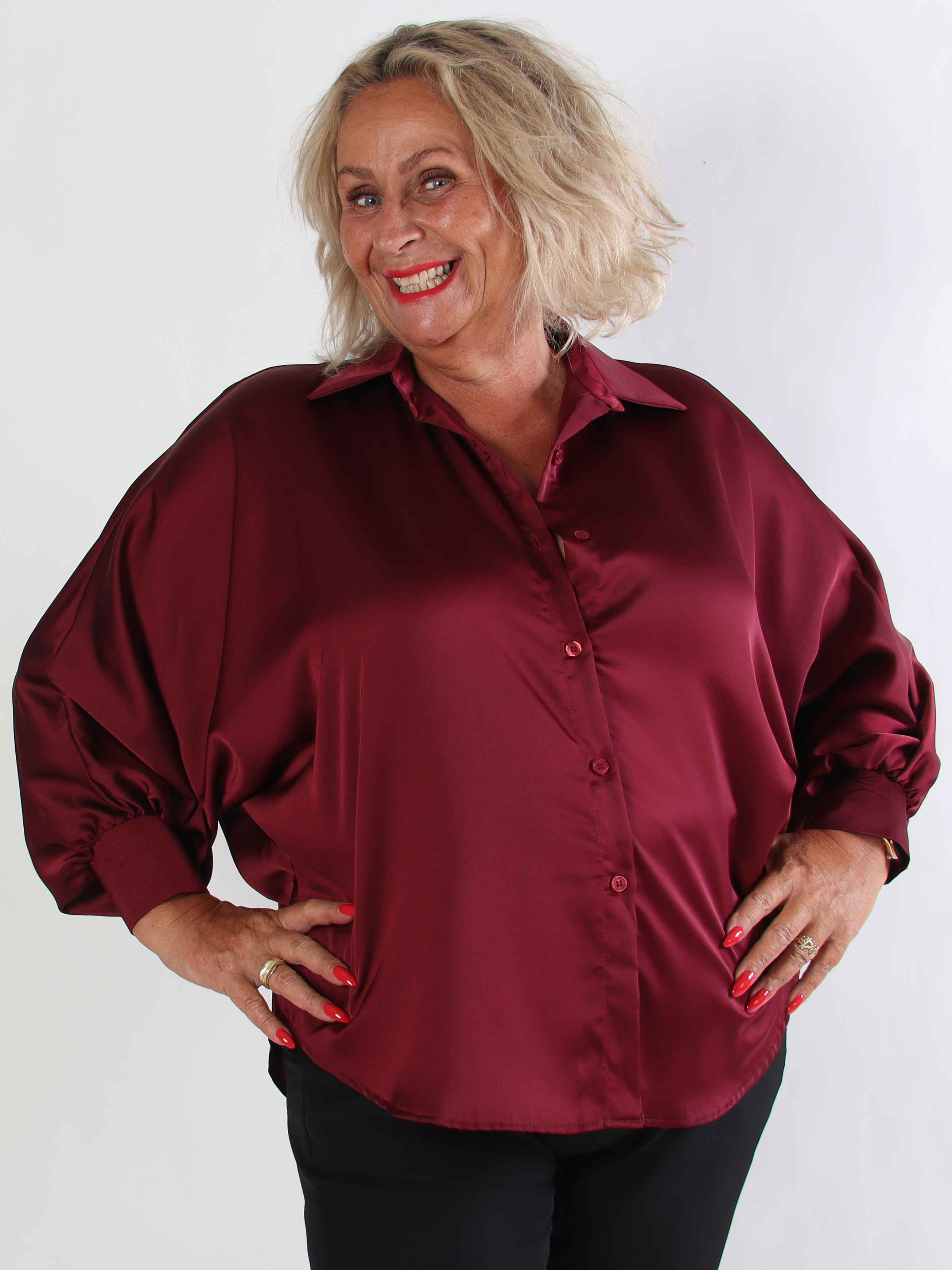 Feliciti - Shiny plus size skjorte med flagermusærmer