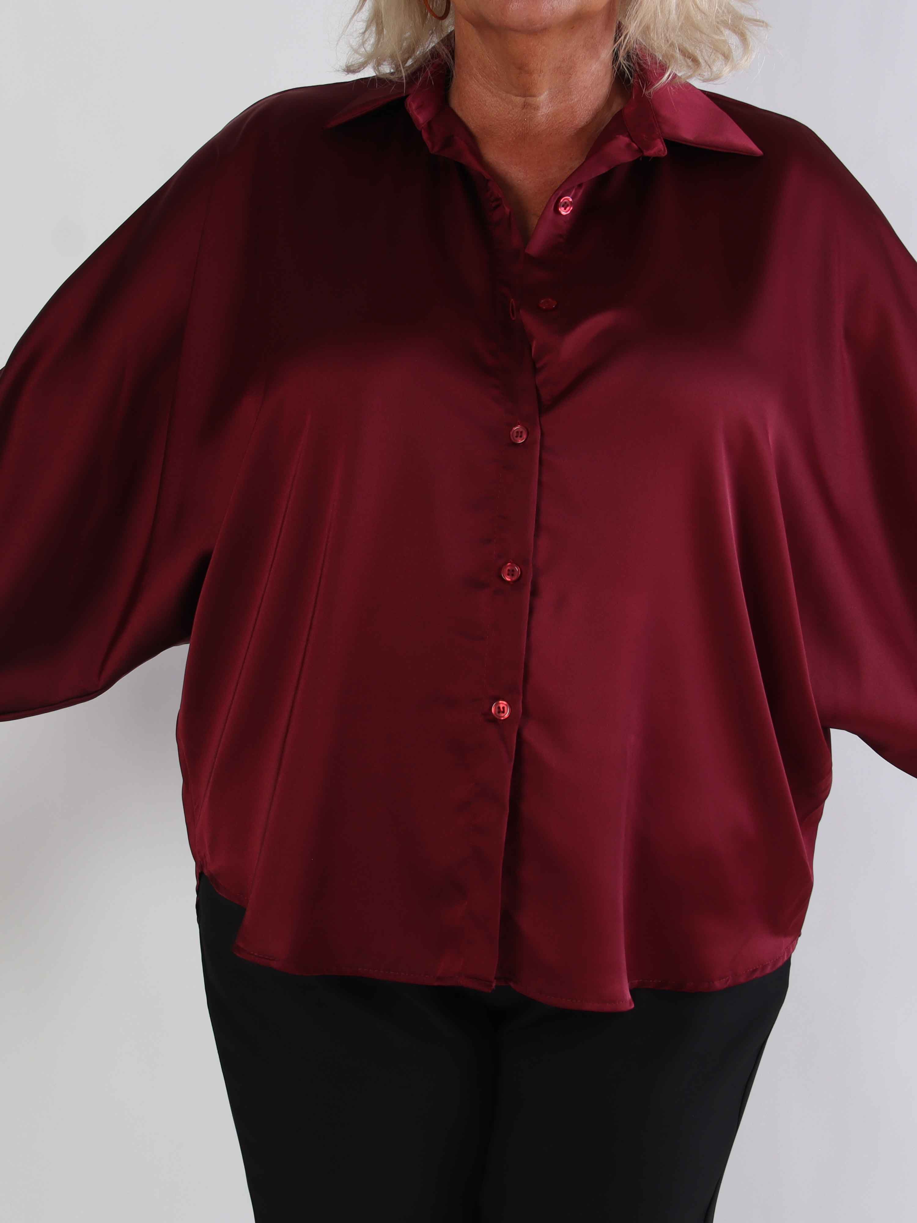 Feliciti - Shiny plus size skjorte med flagermusærmer