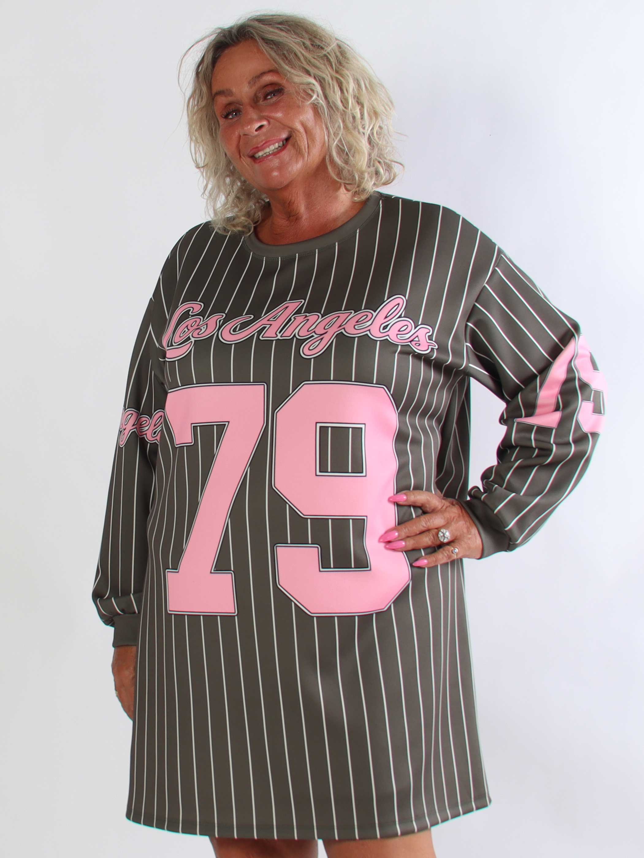 Andrea Long Sleeve - Plus size kjole i viskoseblanding med sporty baseball-inspireret design