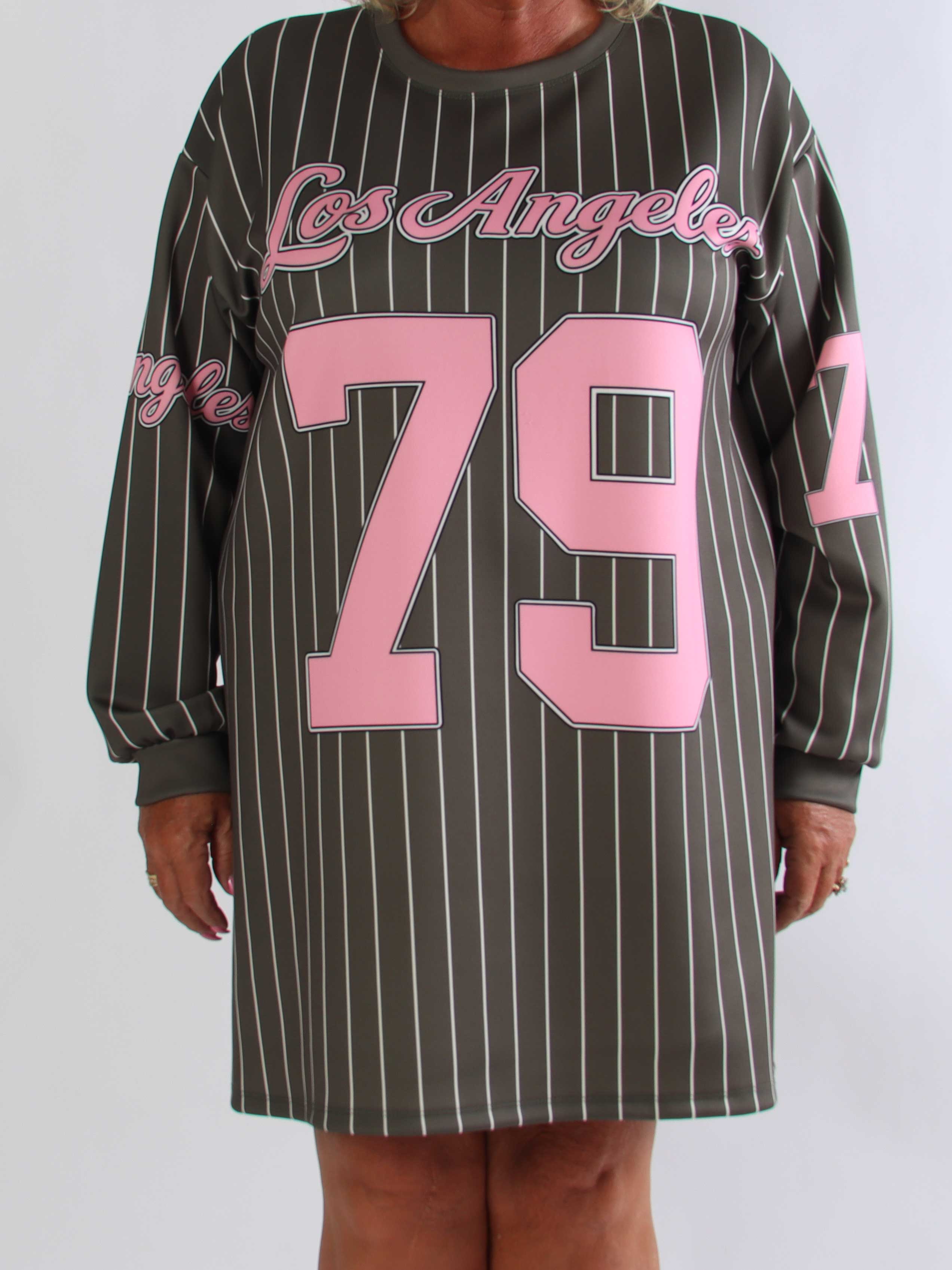 Andrea Long Sleeve - Plus size kjole i viskoseblanding med sporty baseball-inspireret design